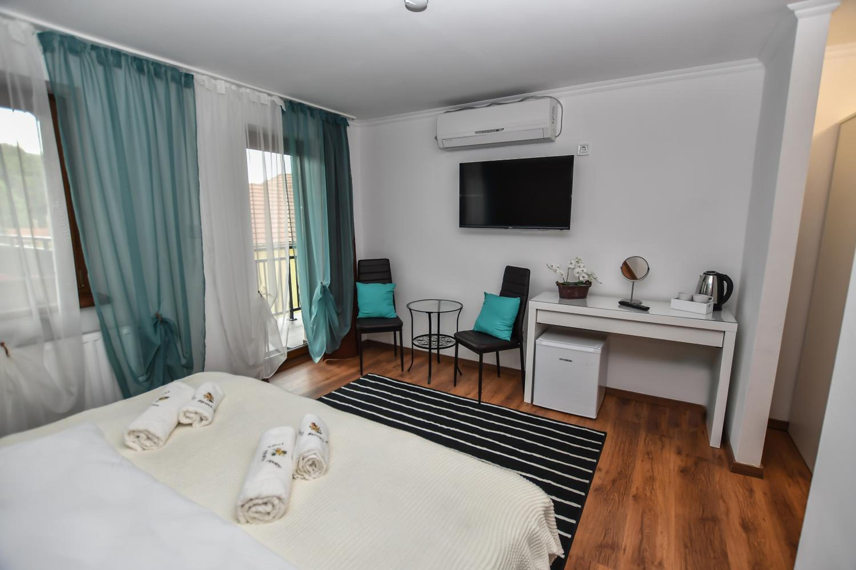 Standard Double or Twin Room with Balcony - Photo 5