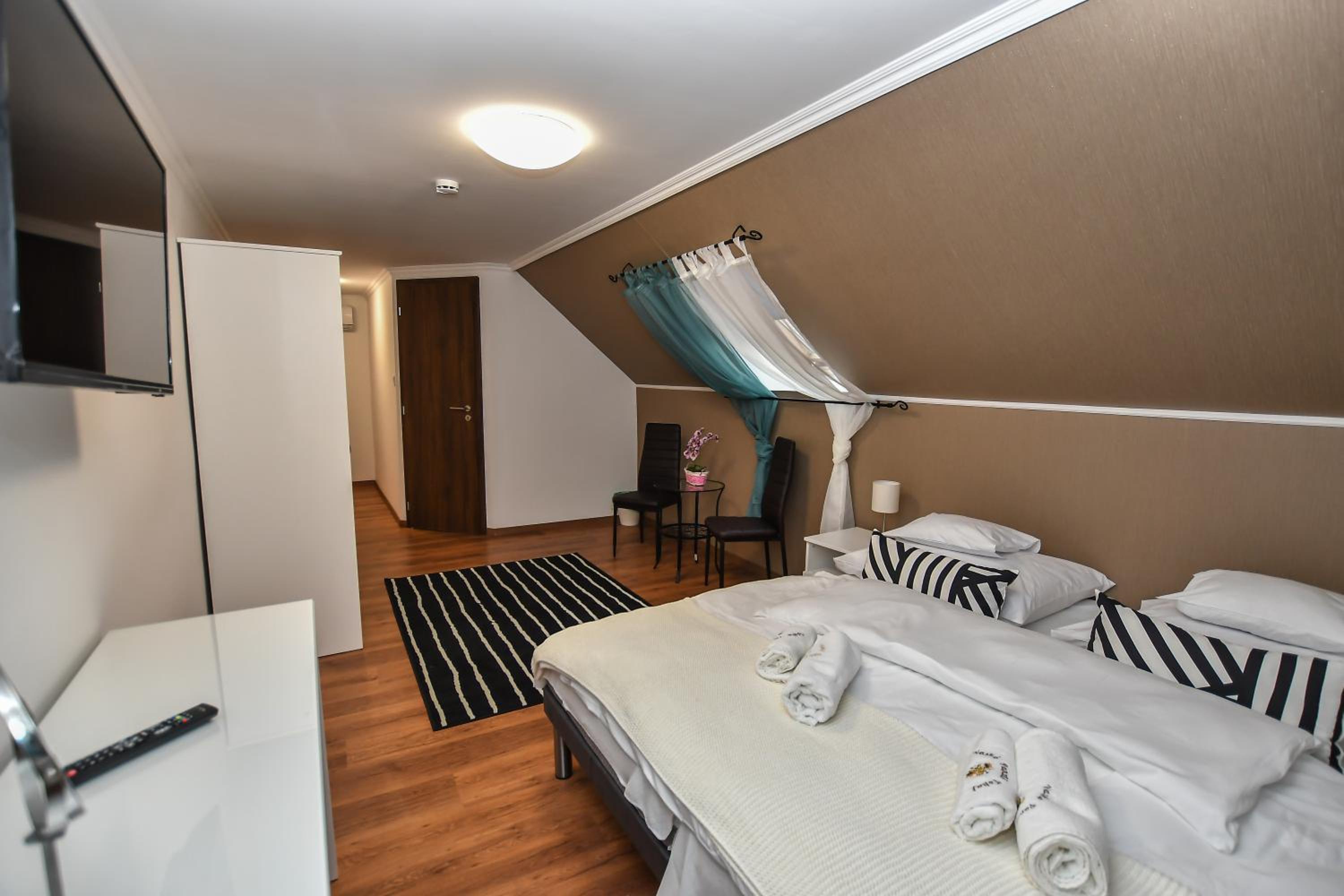 Double or Twin Room - Photo 8