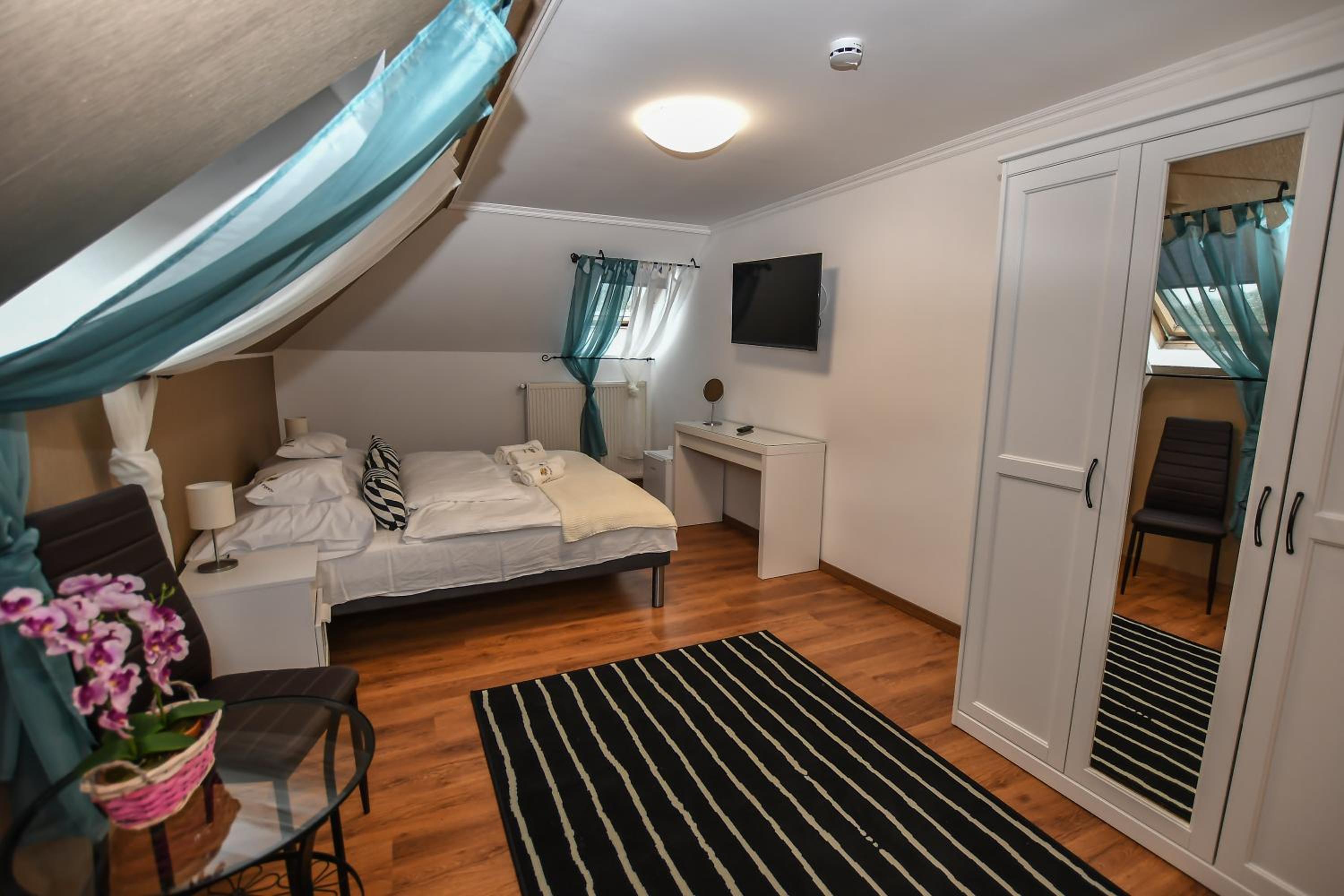 Double or Twin Room - Photo 2