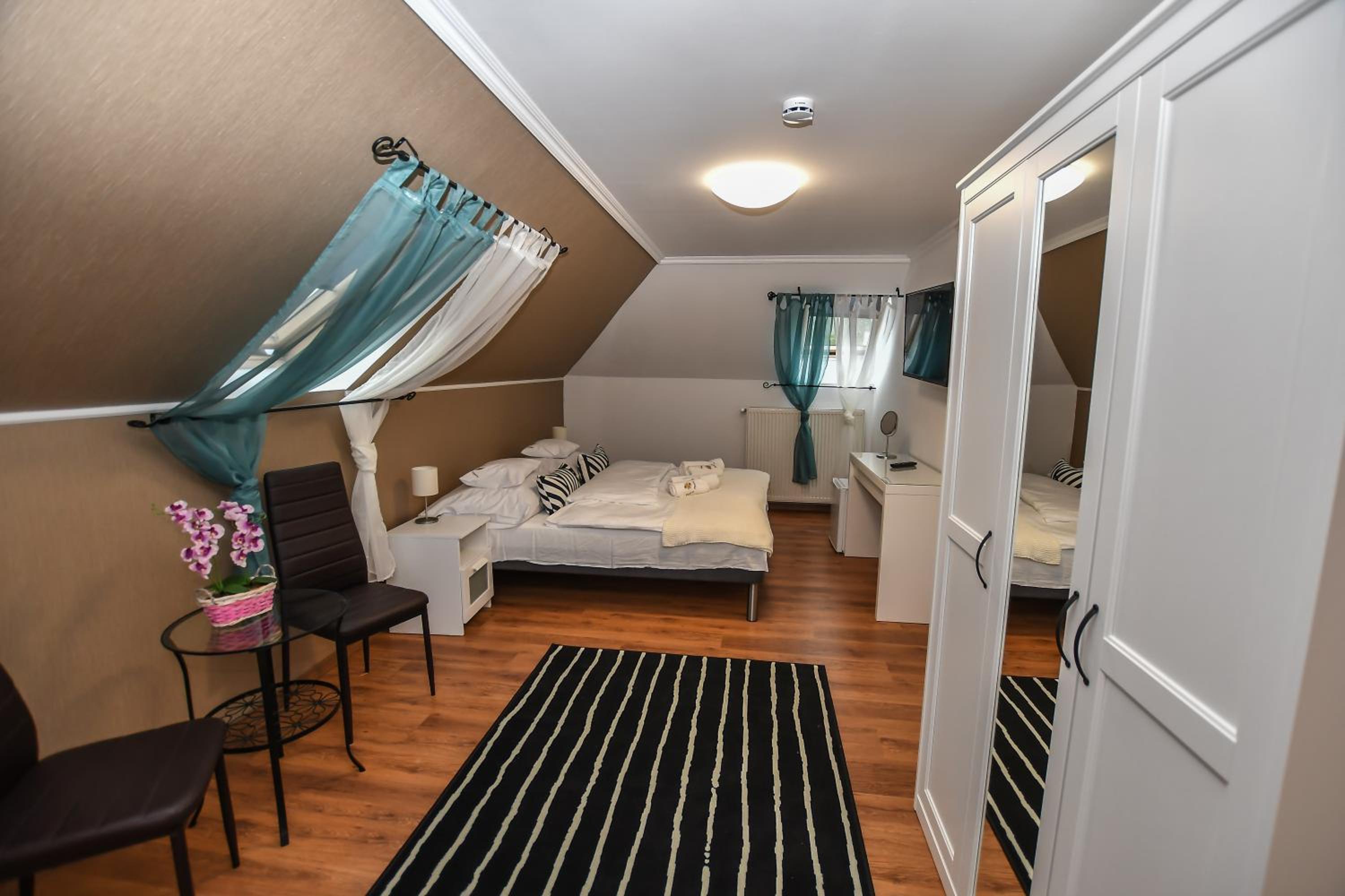 Double or Twin Room - Photo 6