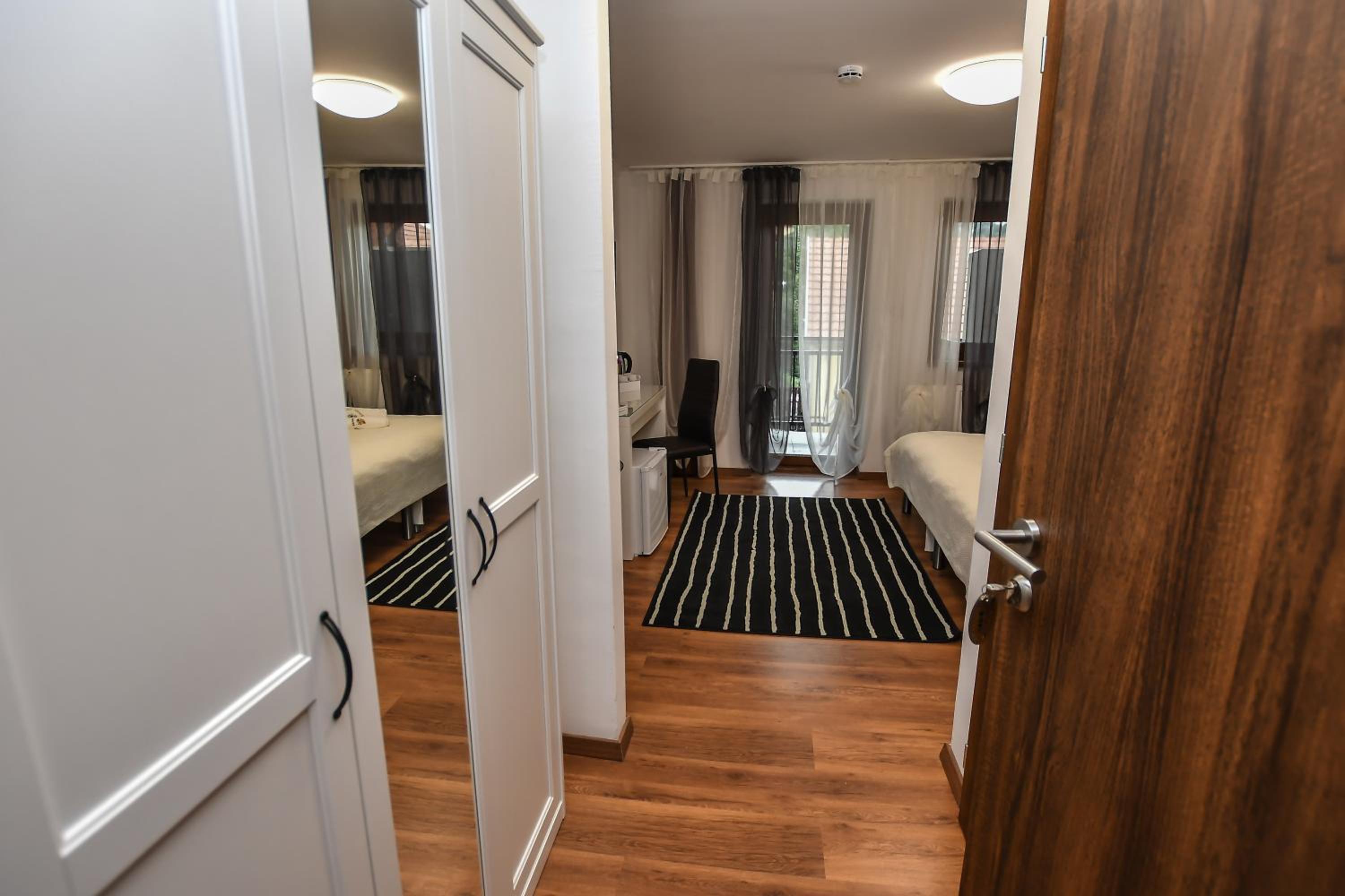 Standard Double or Twin Room with Balcony - Photo 13