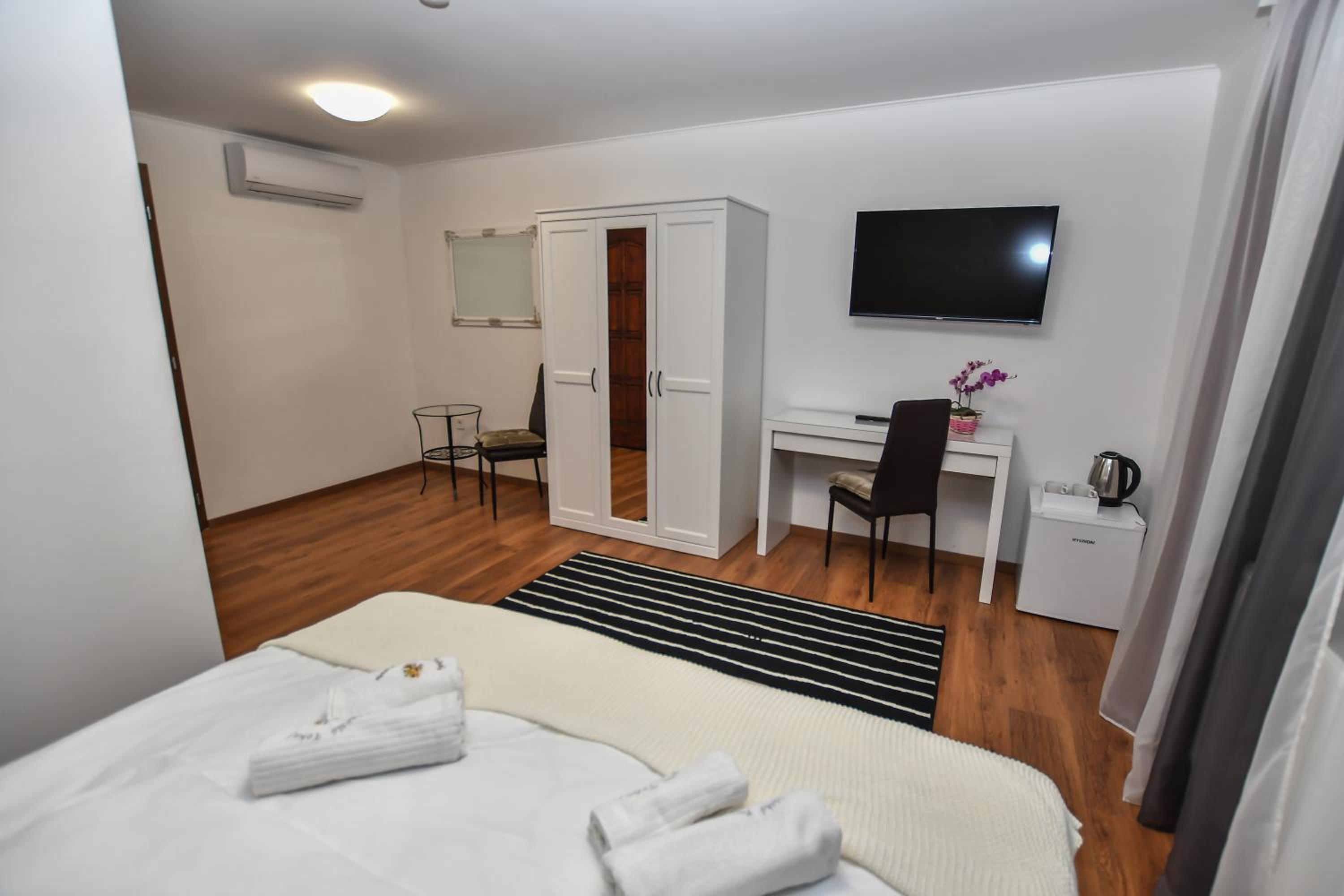 Double or Twin Room - Photo 5