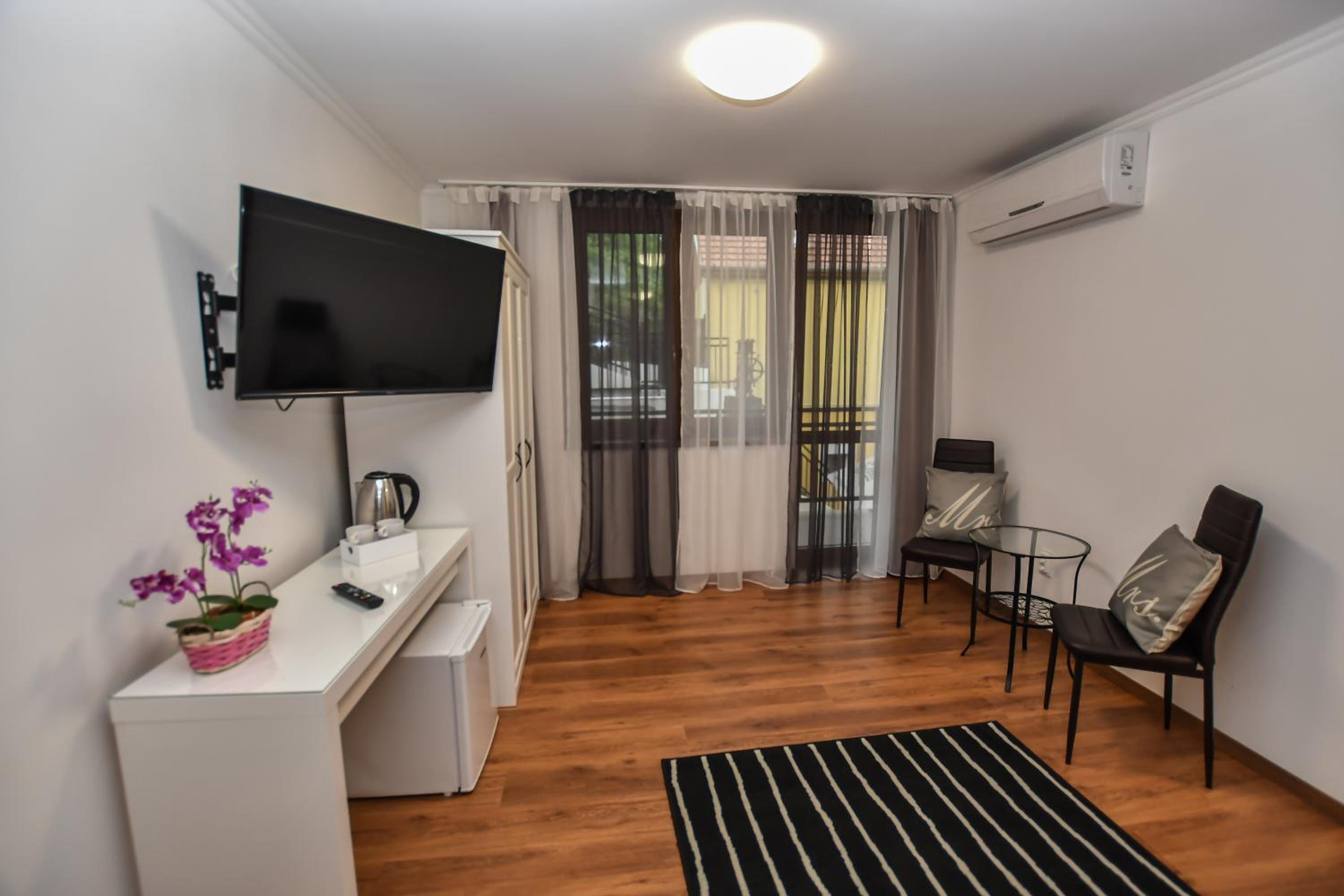 Standard Double or Twin Room with Balcony - Photo 8