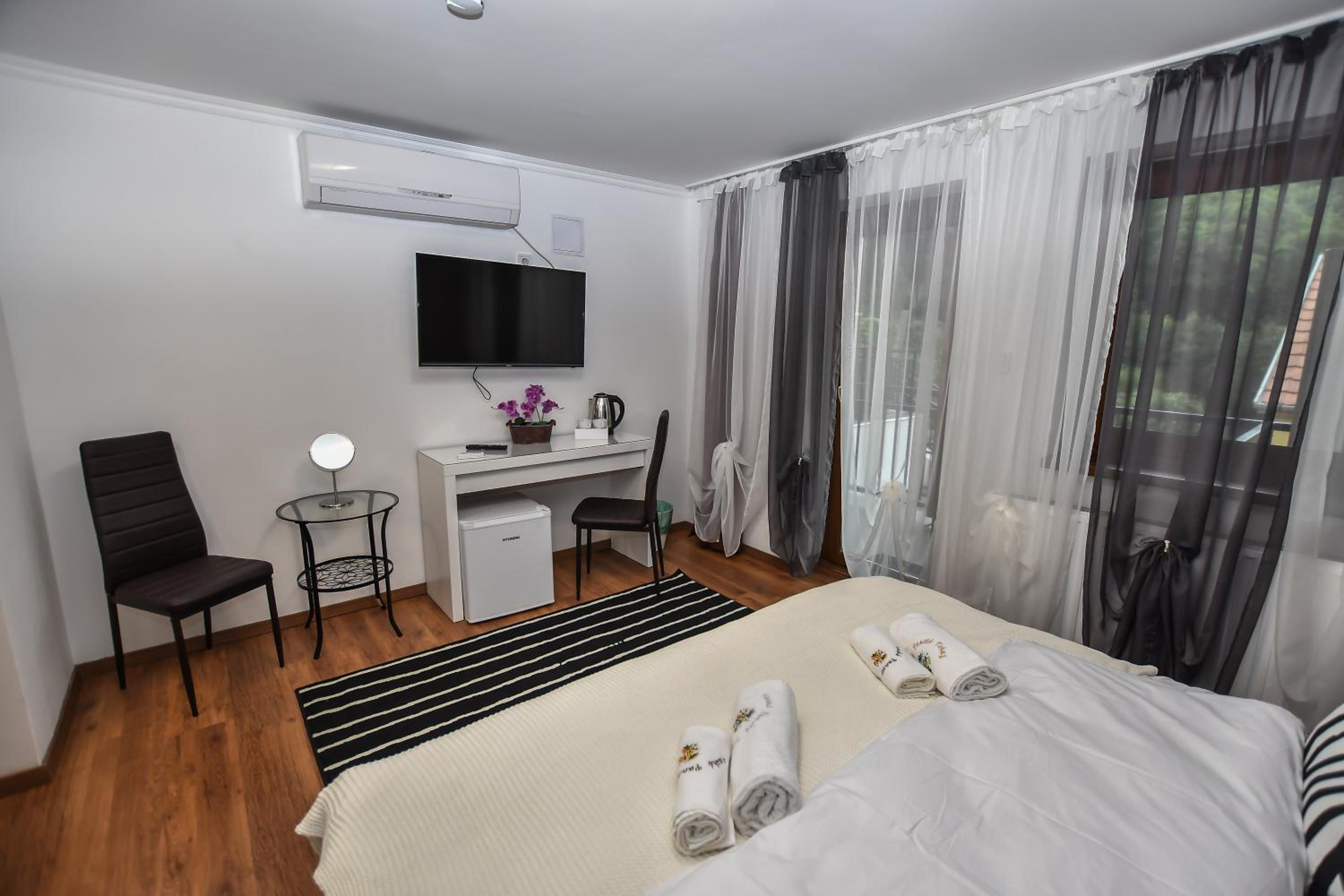 Standard Double or Twin Room with Balcony - Photo 11