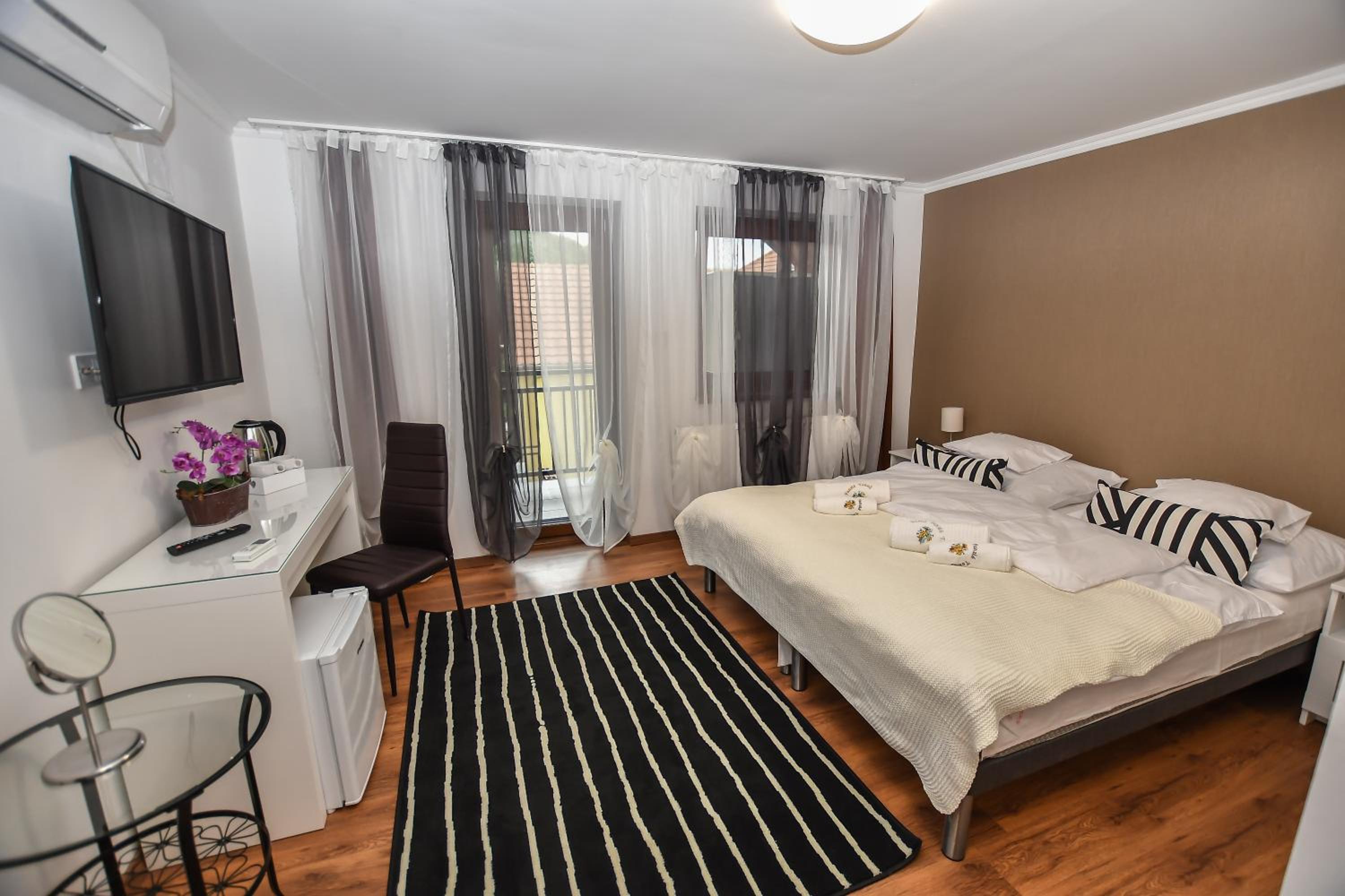 Standard Double or Twin Room with Balcony - Photo 10