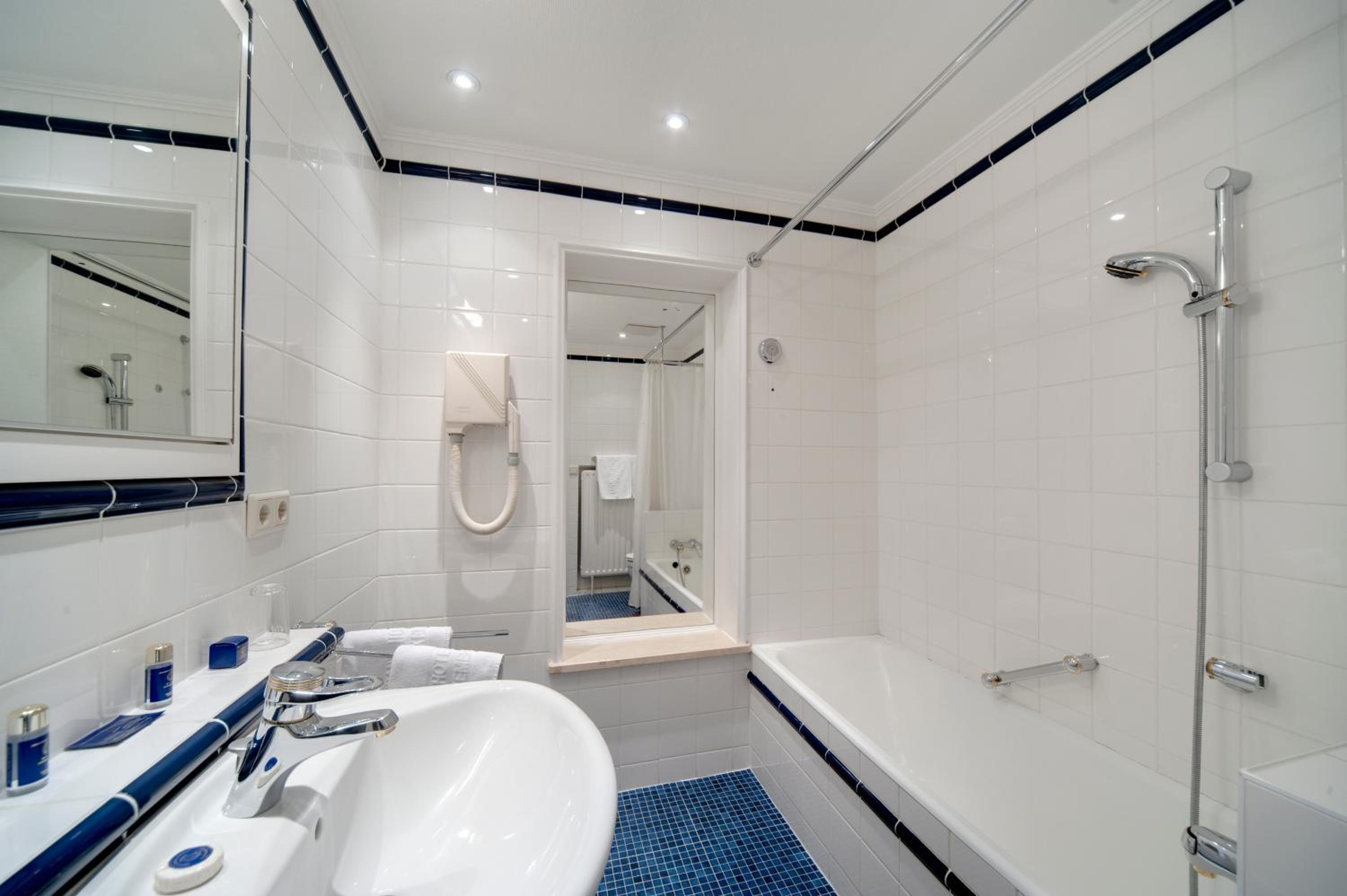 Standard Double or Twin Room - Photo 4