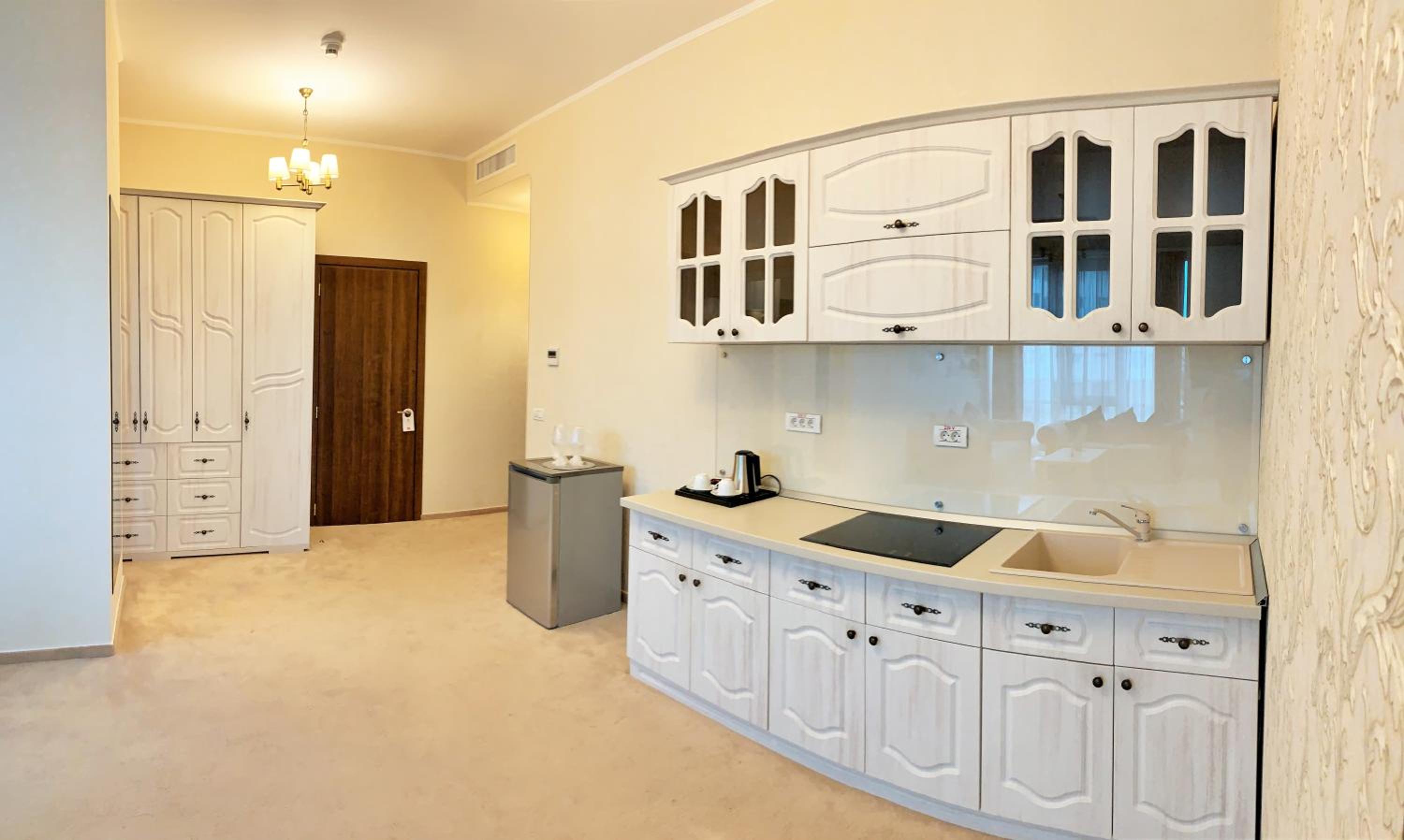 Deluxe Suite with Sea View - Photo 9