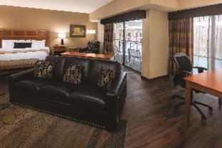 Deluxe Queen Room with Two Queen Beds - Non-Smoking - Photo 3