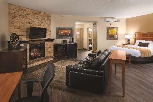 Deluxe Queen Room with Two Queen Beds - Non-Smoking - Photo 6