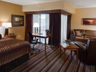 Deluxe Queen Room with Two Queen Beds - Non-Smoking - Photo 7