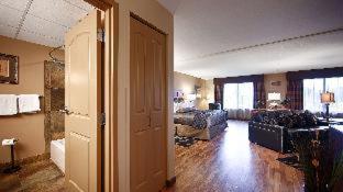 Deluxe Queen Room with Two Queen Beds - Non-Smoking - Photo 15