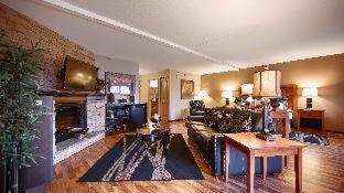 Deluxe Queen Room with Two Queen Beds - Non-Smoking - Photo 16