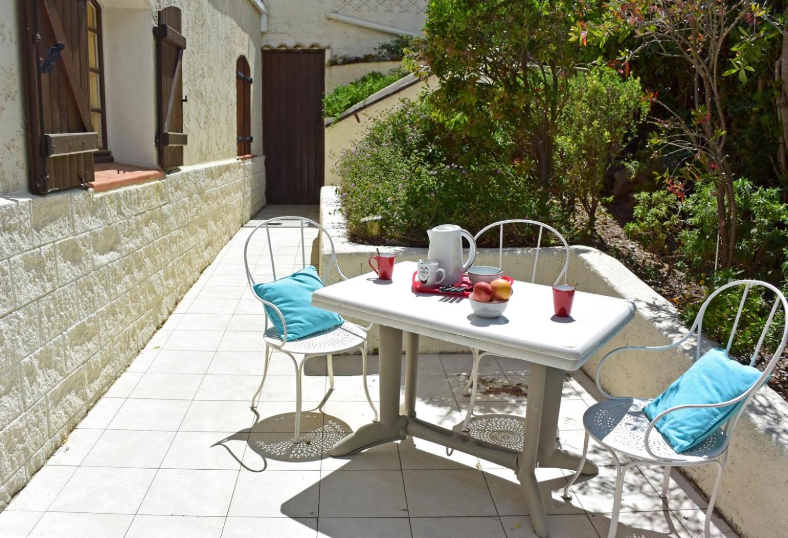 Apartment with Garden View