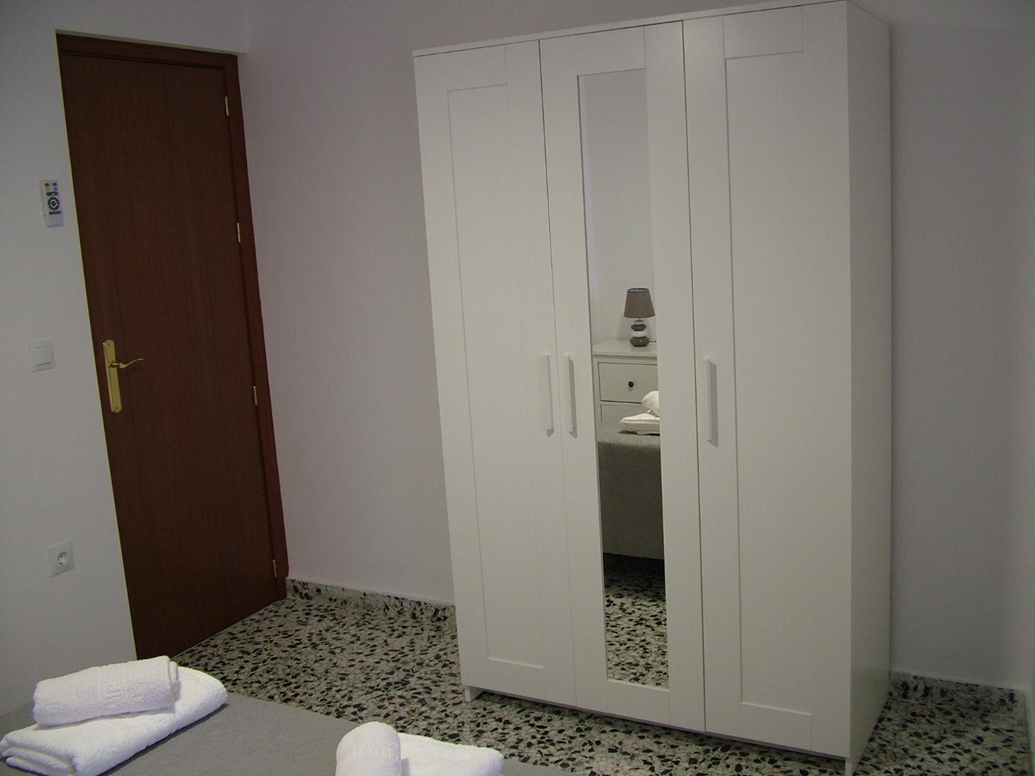 Five-Bedroom House - Photo 9
