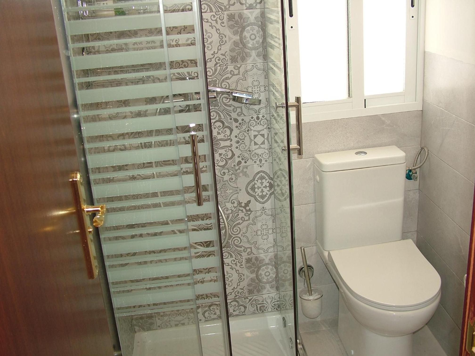 Five-Bedroom House - Photo 7