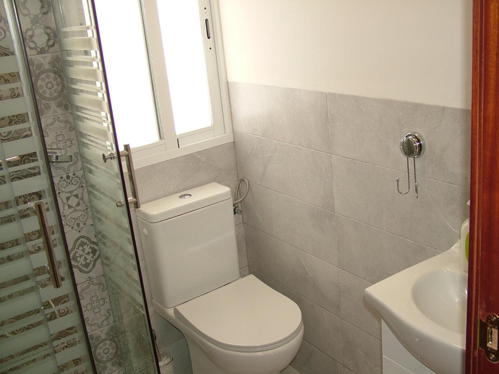 Five-Bedroom House - Photo 6