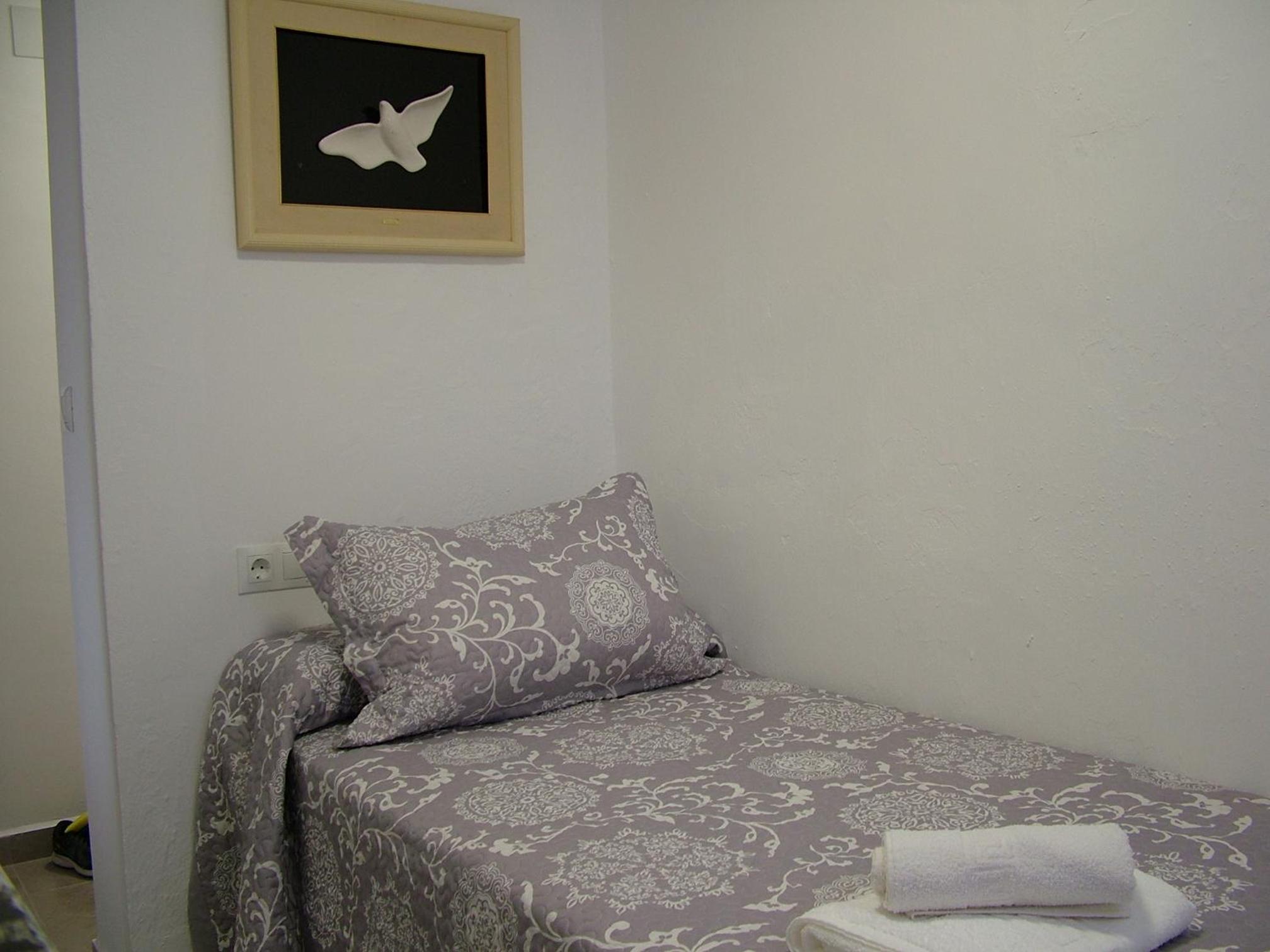 Five-Bedroom House - Photo 5