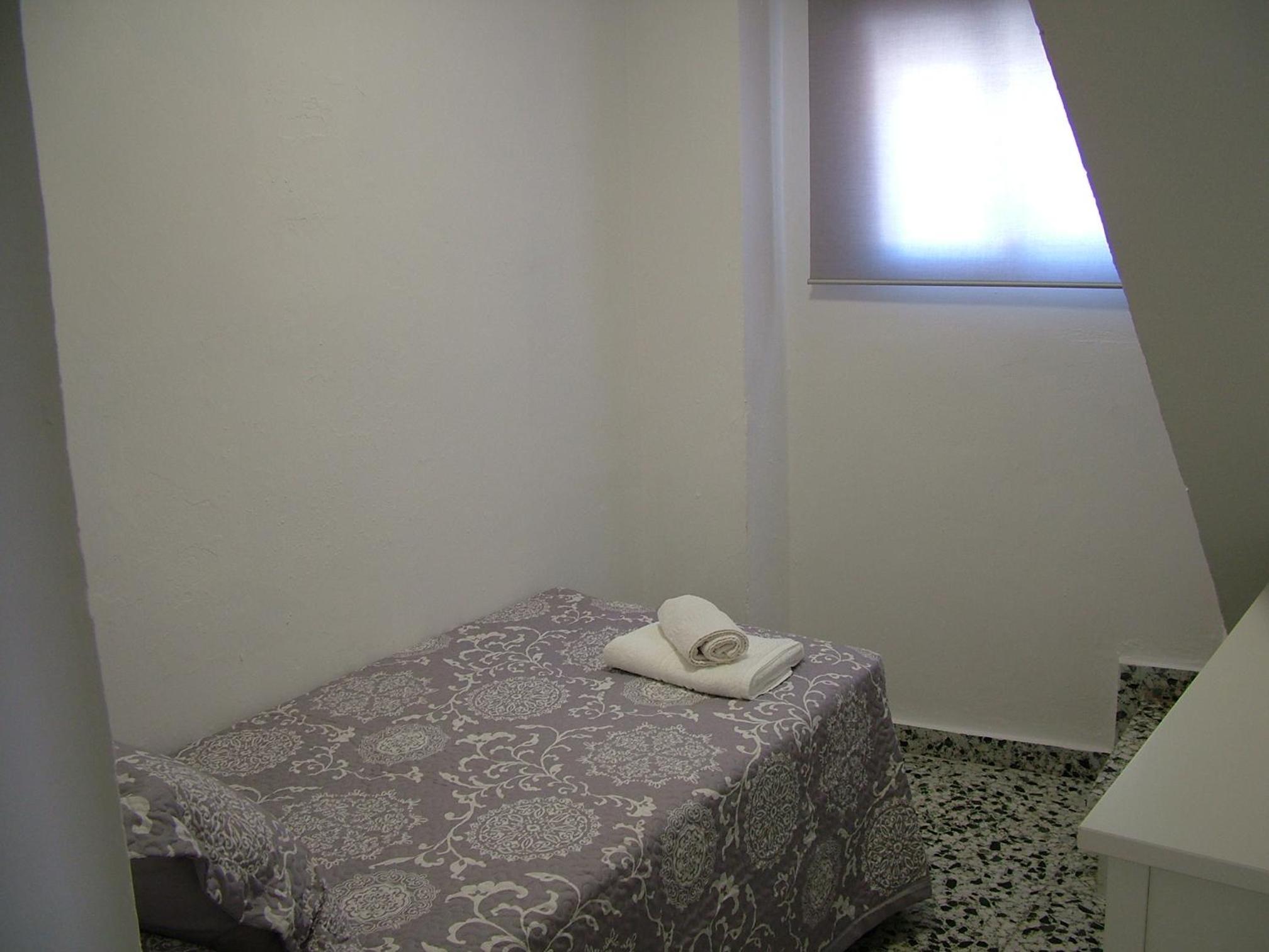 Five-Bedroom House - Photo 4