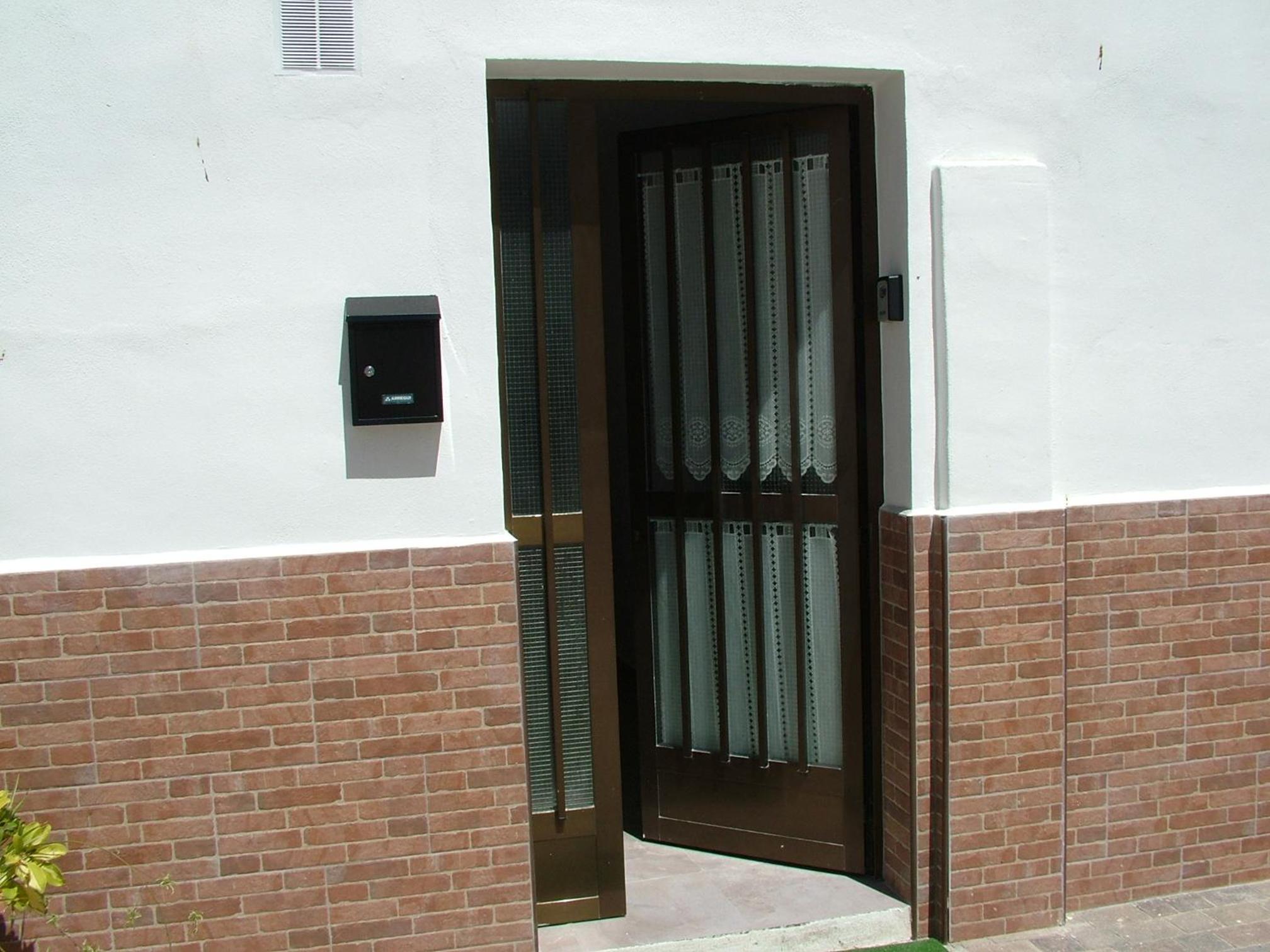 Five-Bedroom House - Photo 45