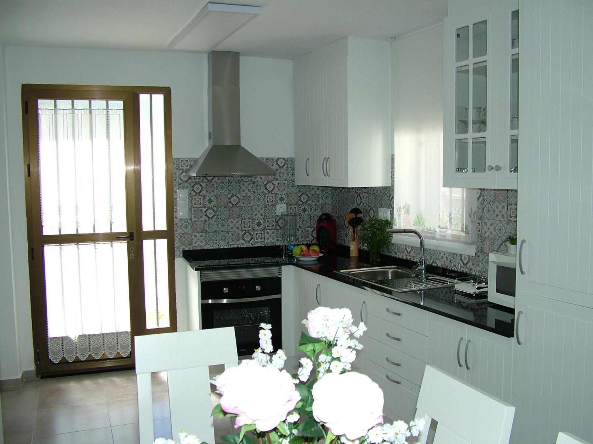 Five-Bedroom House - Photo 33