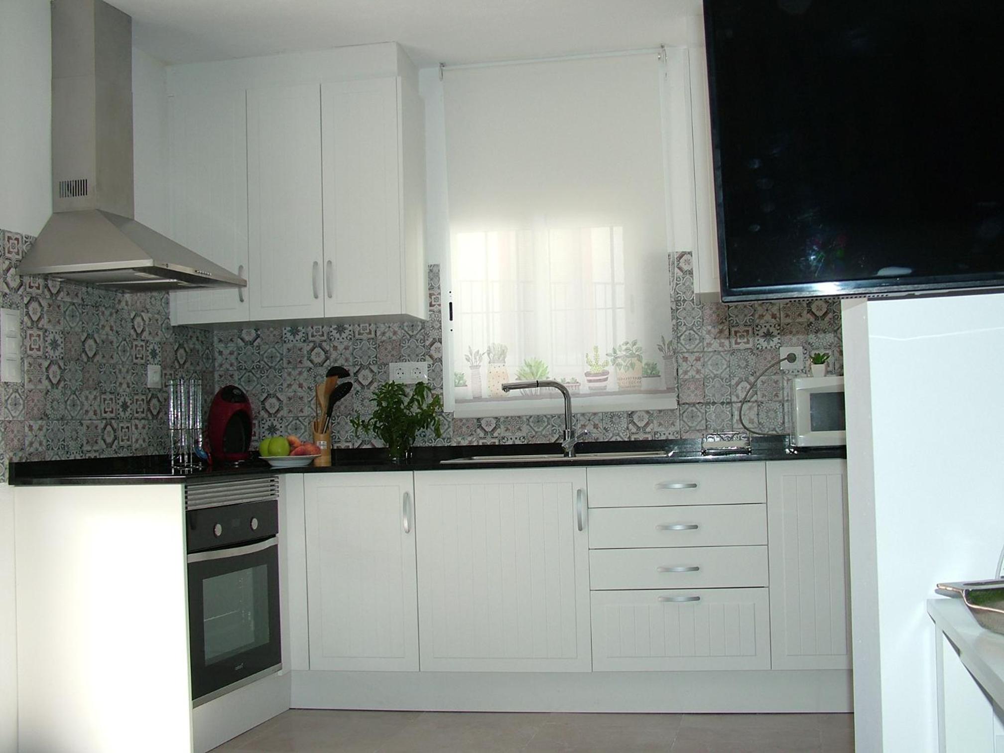 Five-Bedroom House - Photo 31