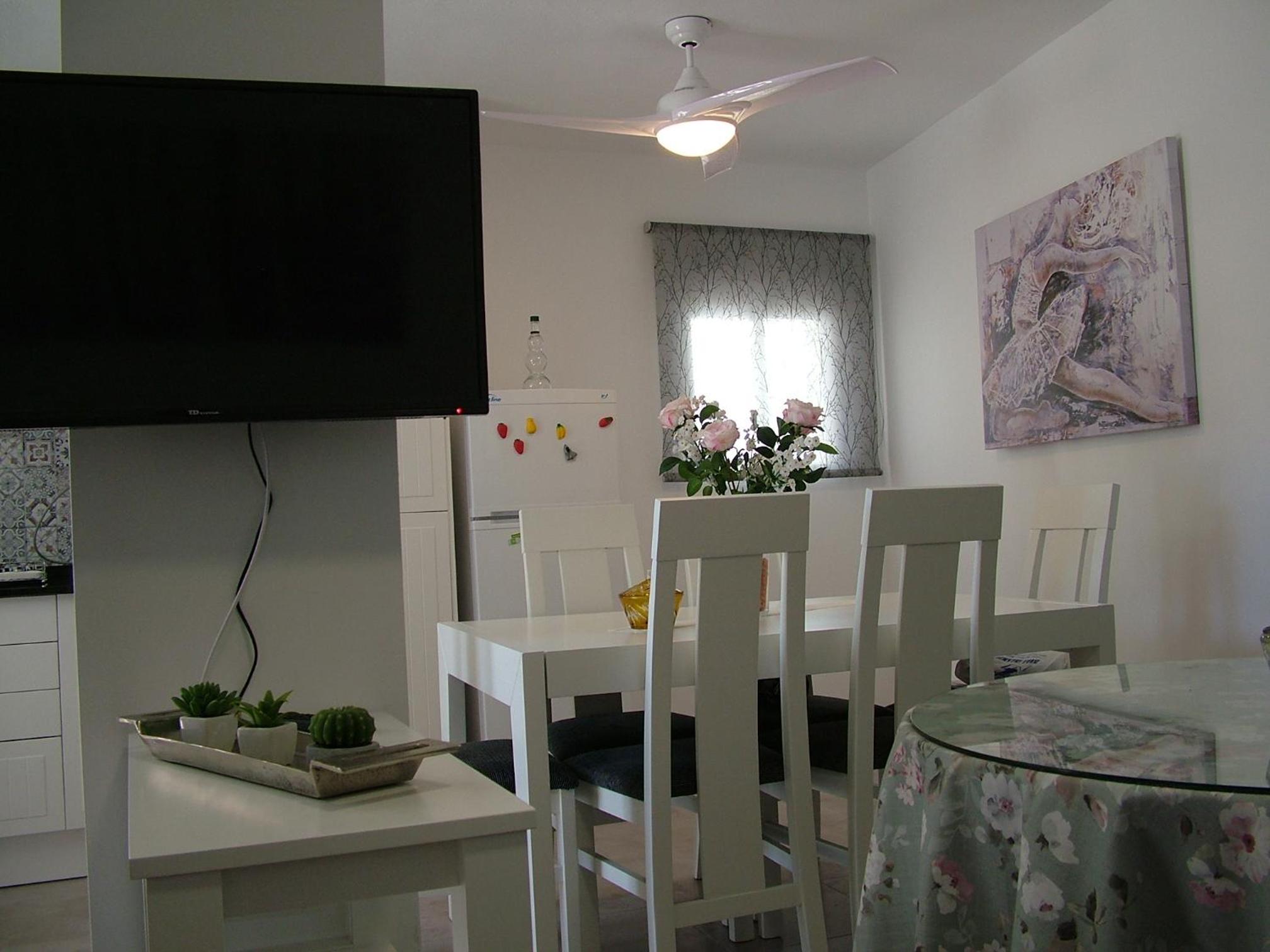 Five-Bedroom House - Photo 2