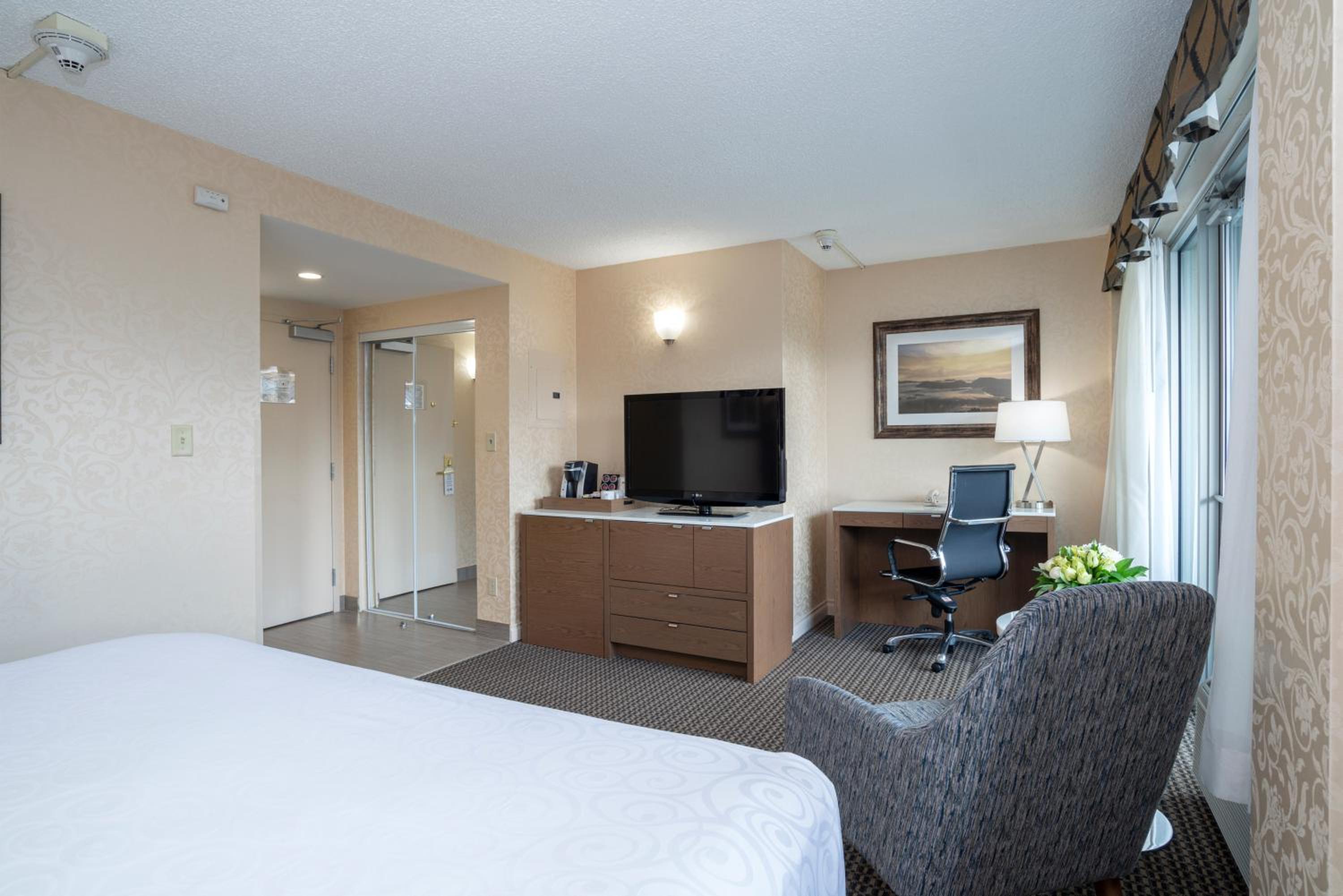 Executive Room, 1 King Bed, Non Smoking, Balcony - Photo 6