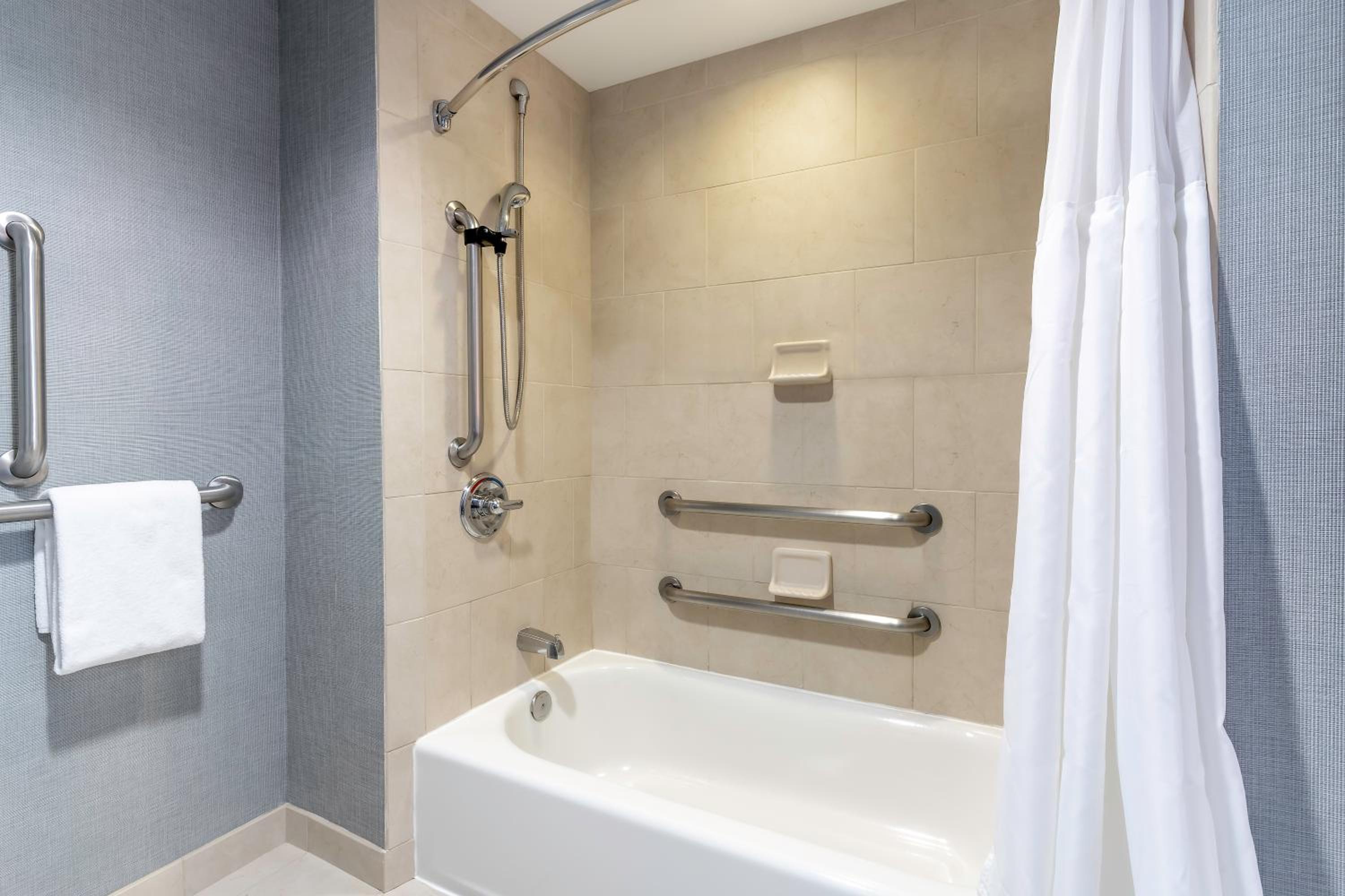 Queen Room with Two Queen Beds, Sofa Bed and Accessible Tub - Photo 9