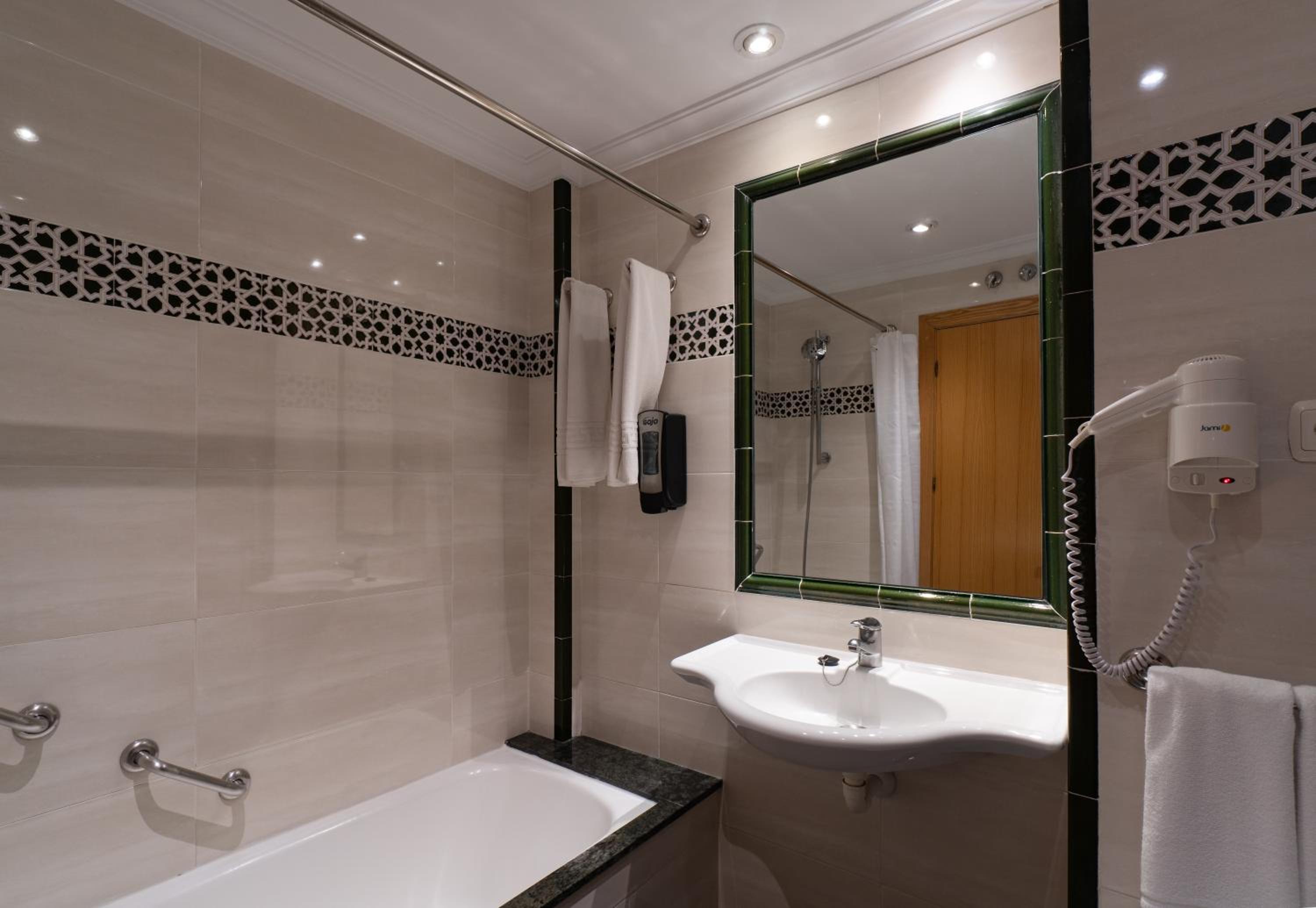 Apartment with Partial Sea View (1-4 Adults)  - Photo 7