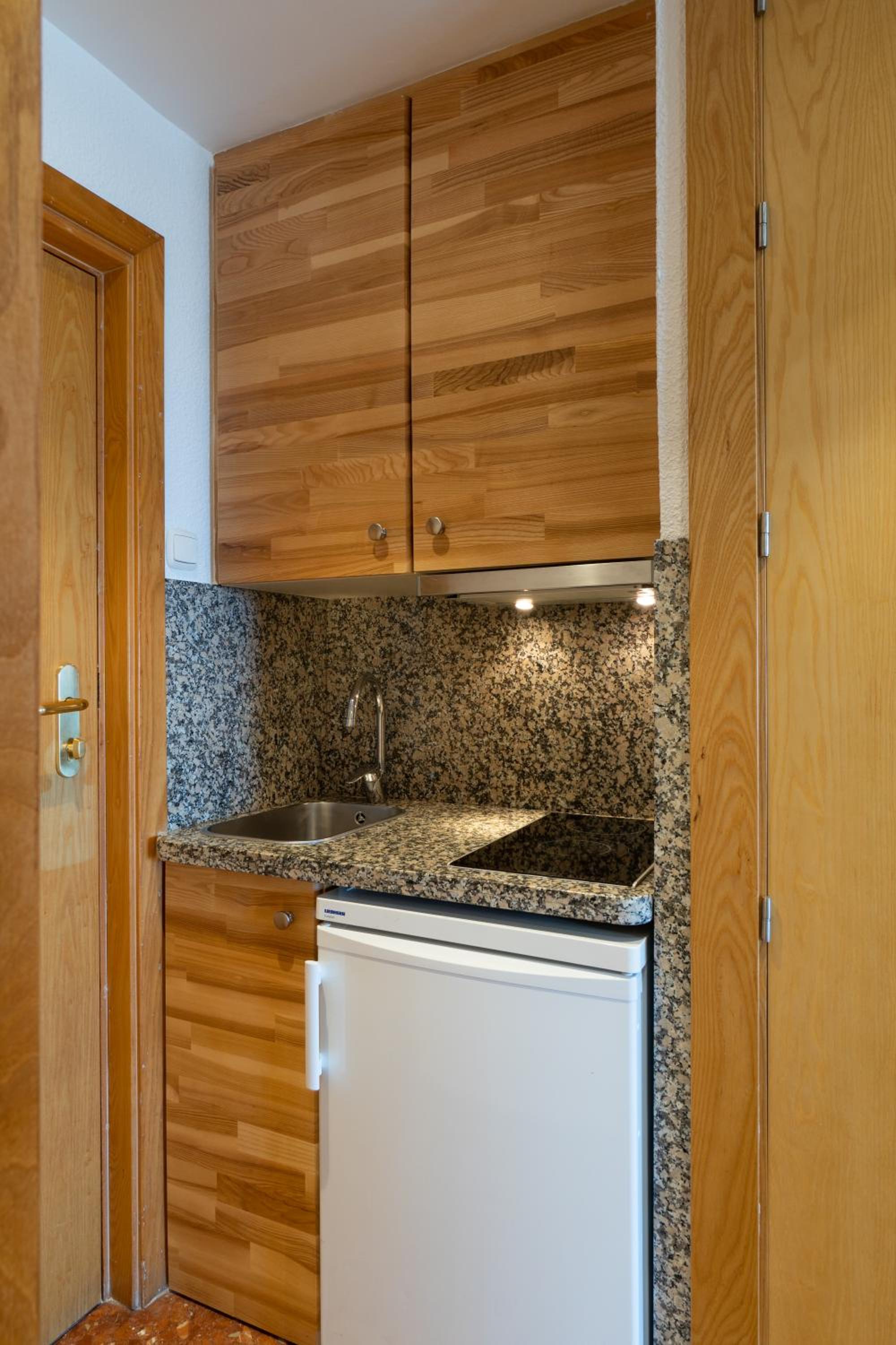 Studio with Side Sea View (2 Adults + 1 Child) - Photo 6