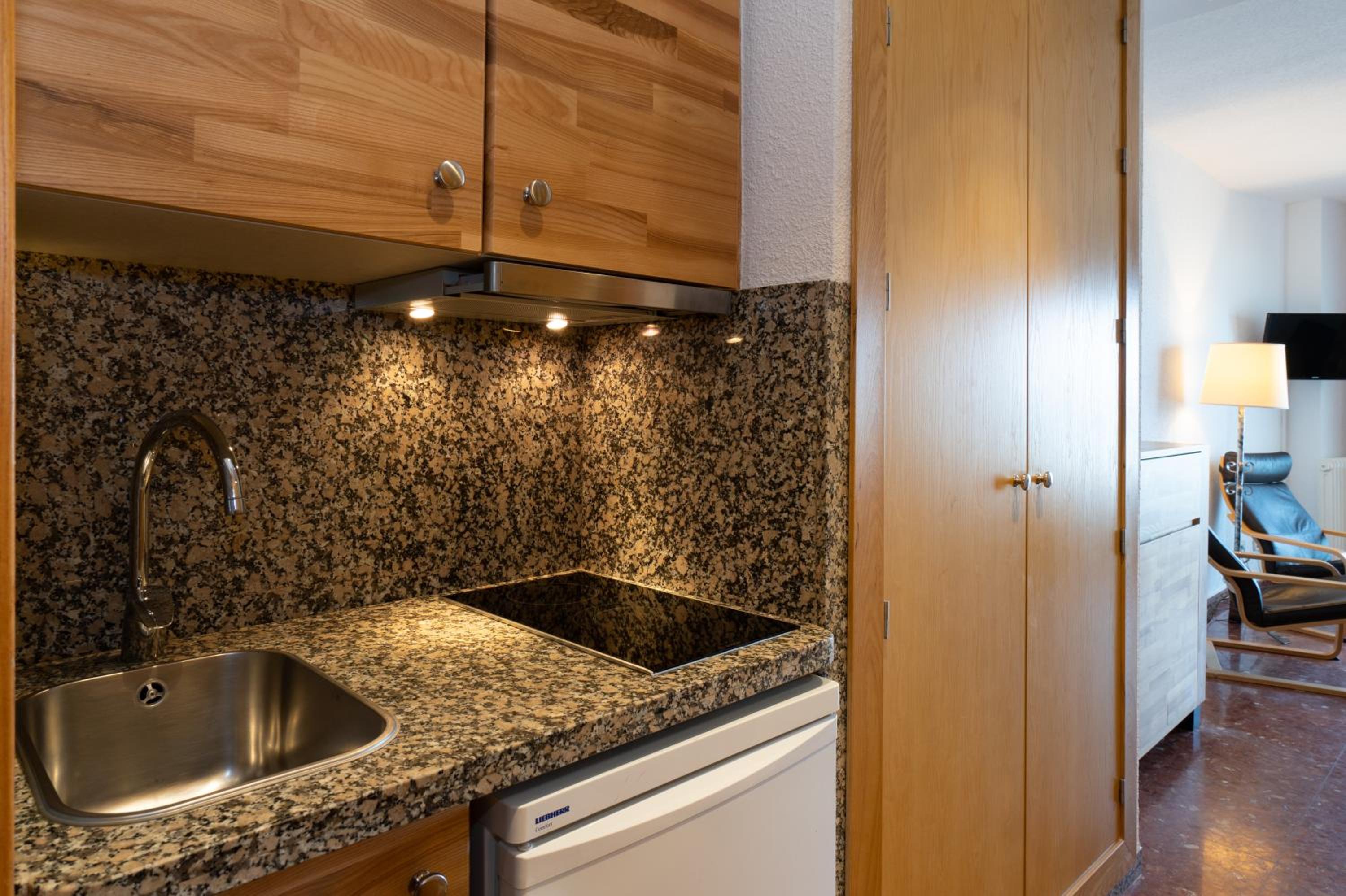 Studio with Side Sea View (2 Adults + 1 Child) - Photo 8