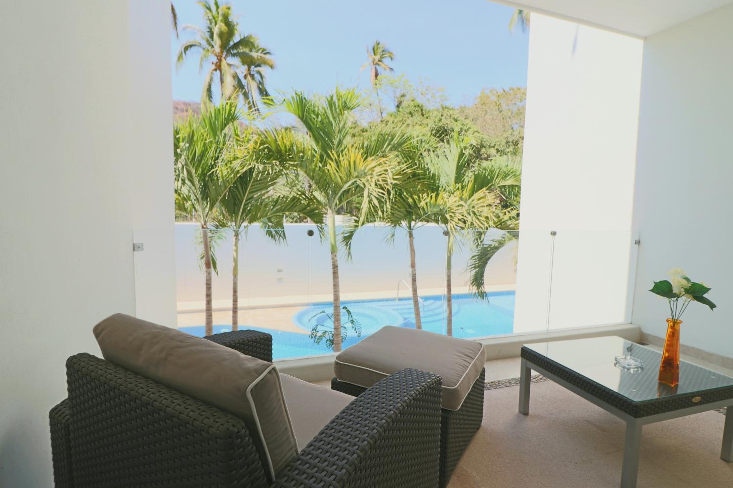 Deluxe King Suite - Photo 10