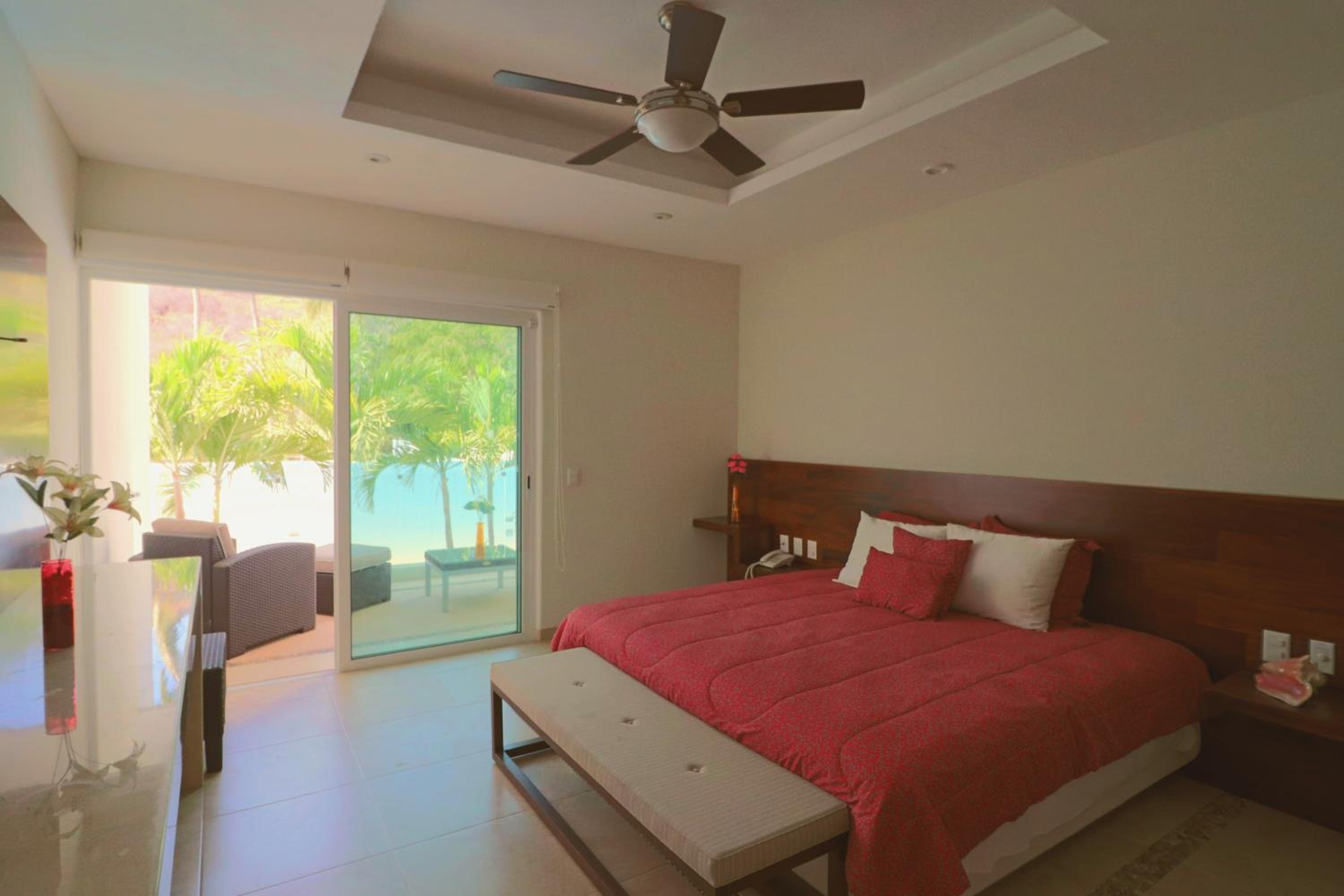 Deluxe King Suite - Photo 11