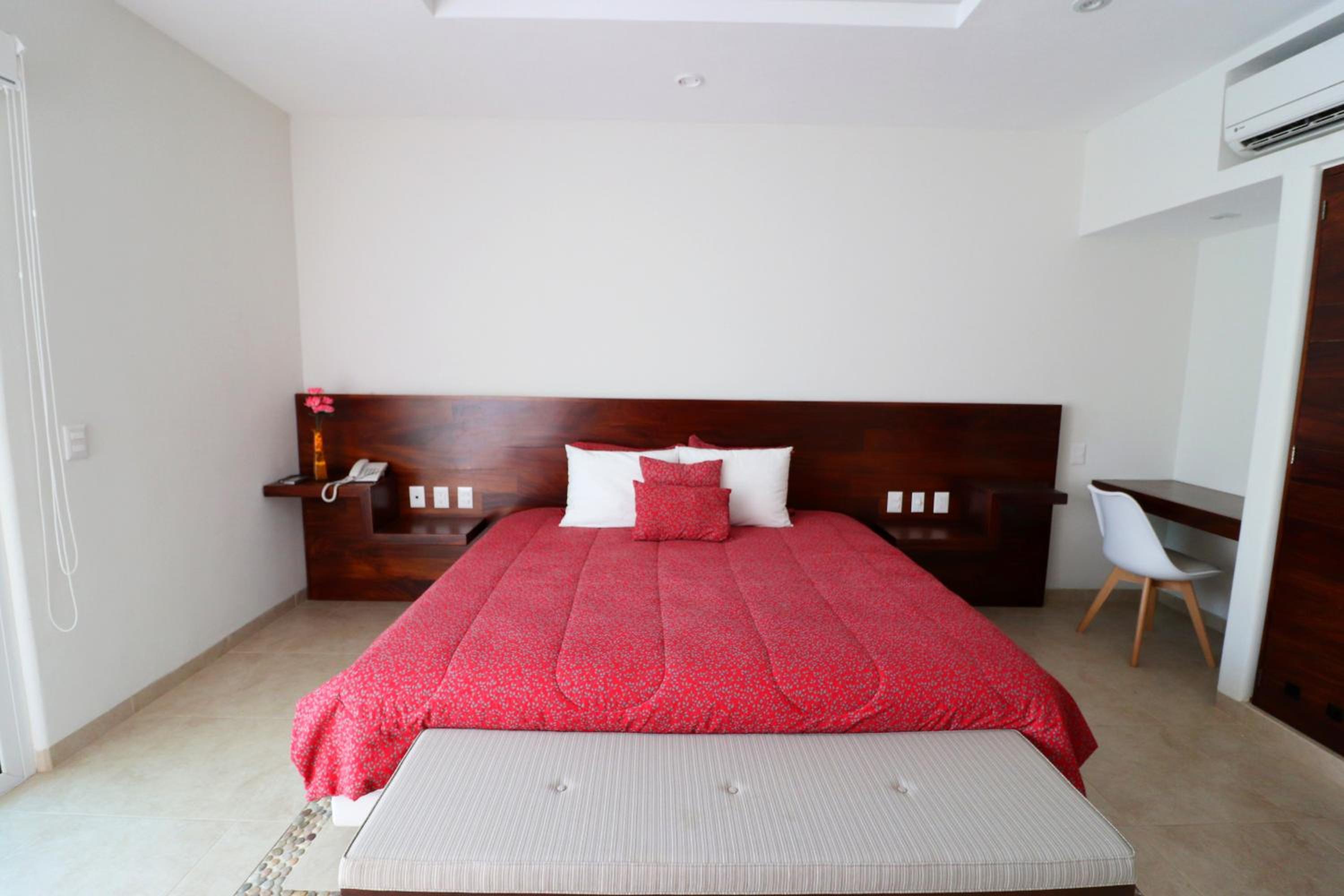 Deluxe King Suite - Photo 12