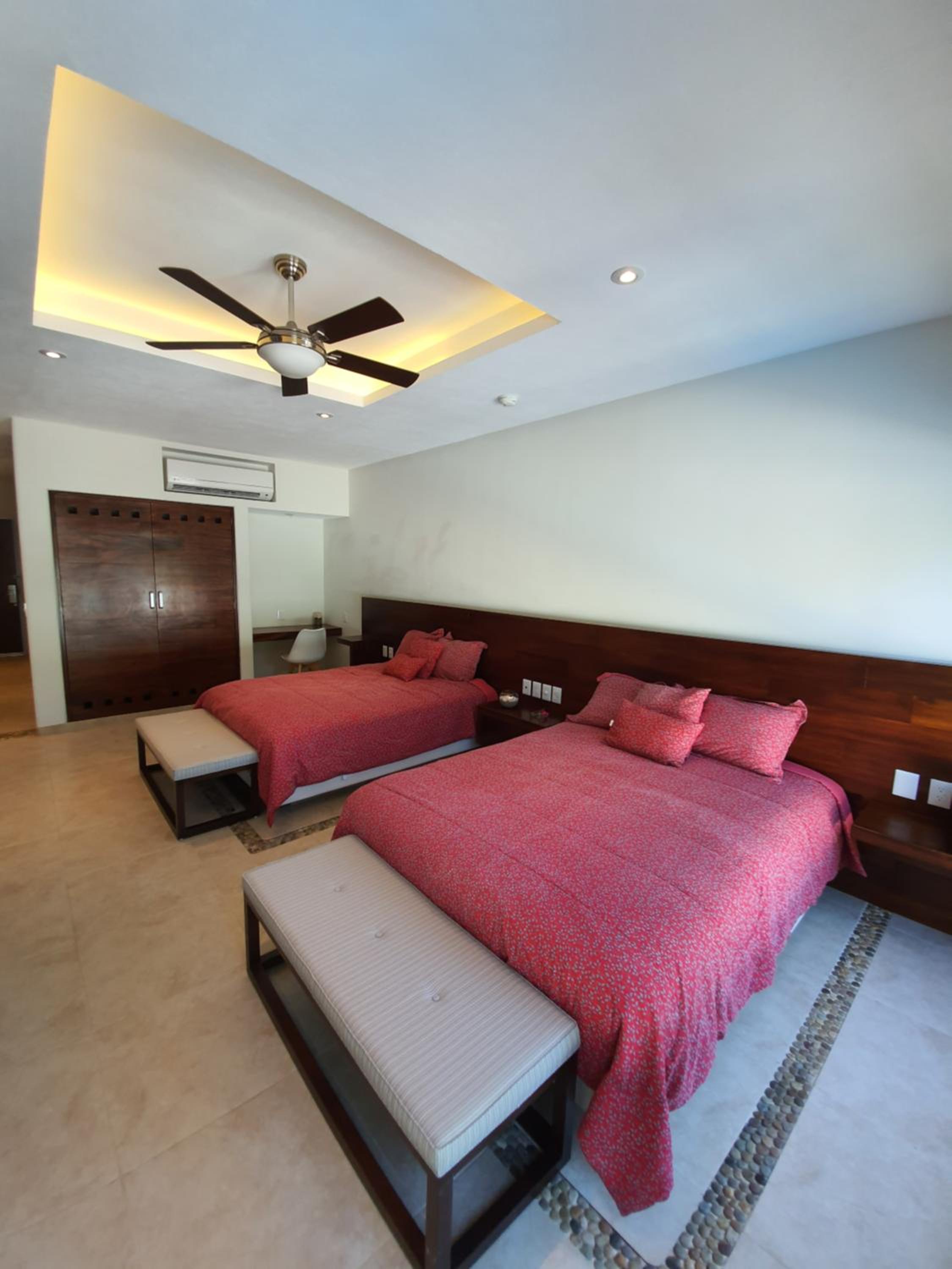 Deluxe Queen Room with Two Queen Beds - Photo 14