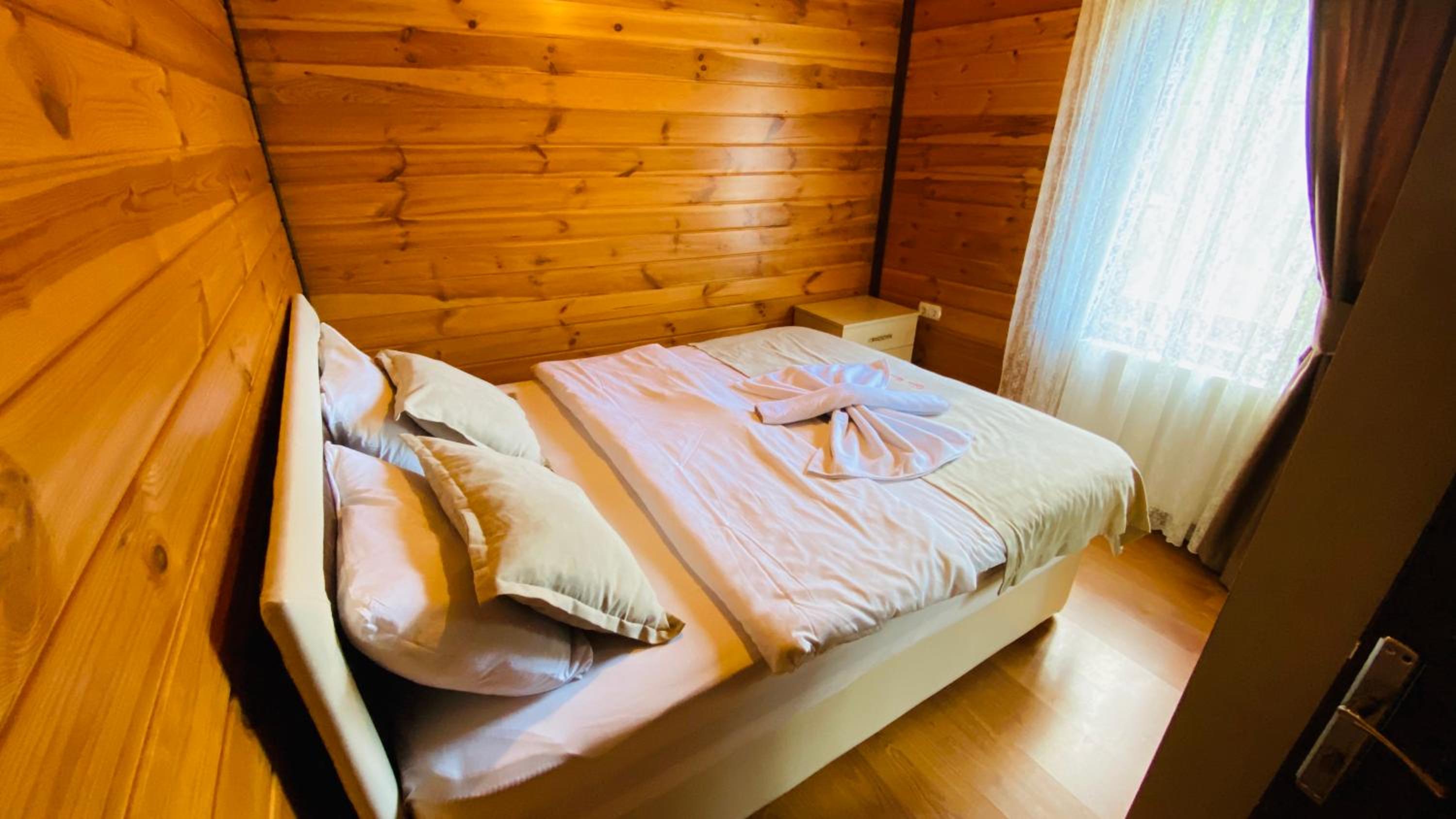 One-Bedroom Apartment with Direct Lake View and Balcony photo 1