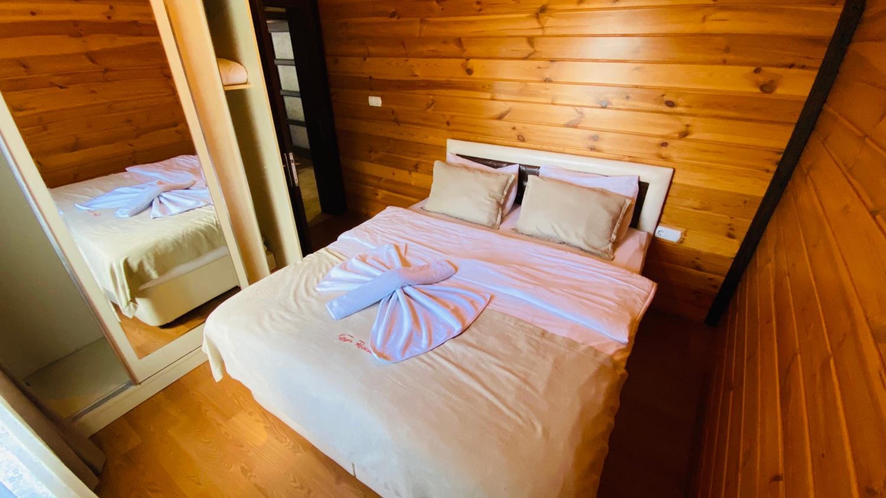 One-Bedroom Apartment with Direct Lake View and Balcony photo 3