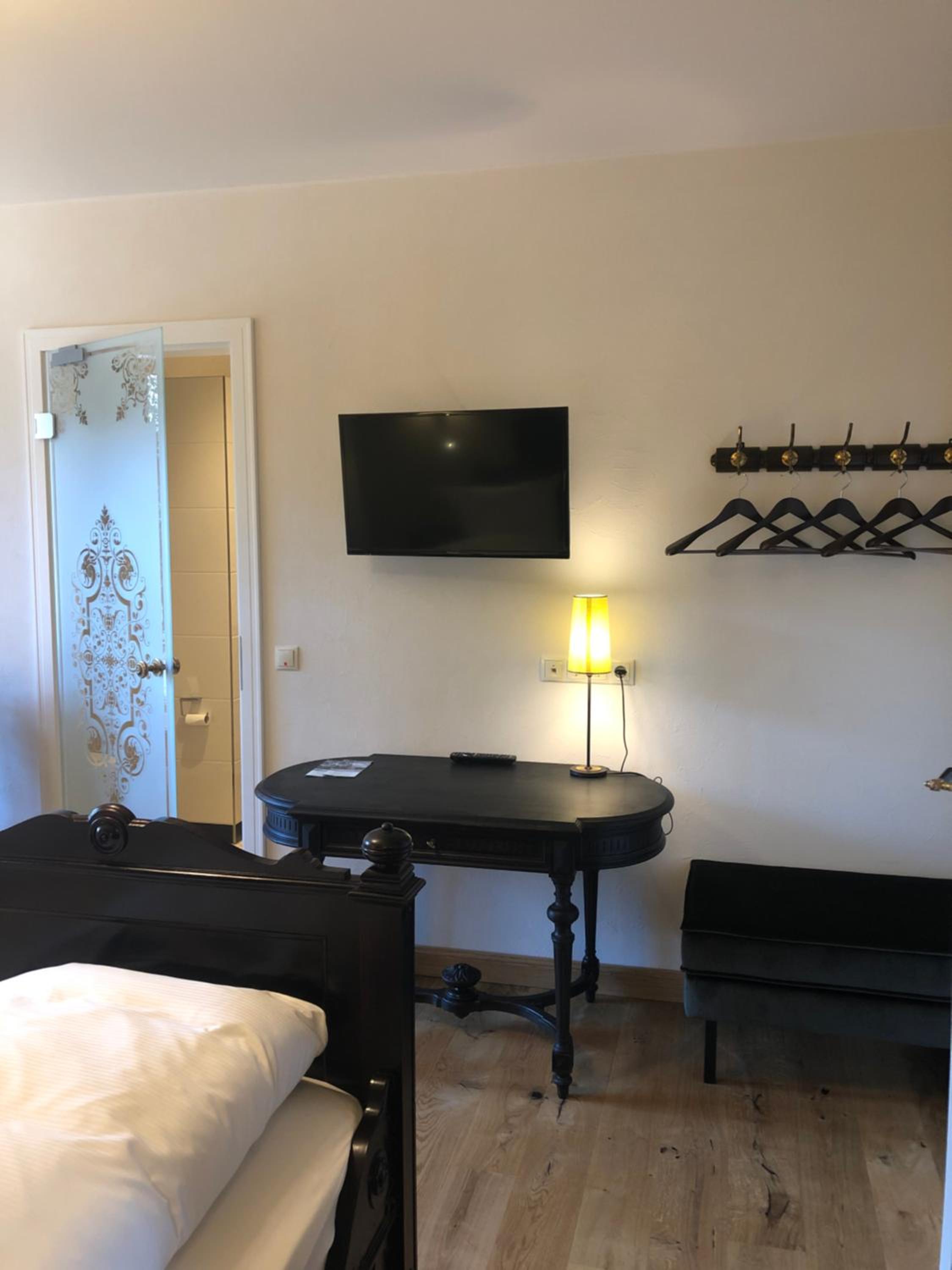 Deluxe Double Room - Photo 9