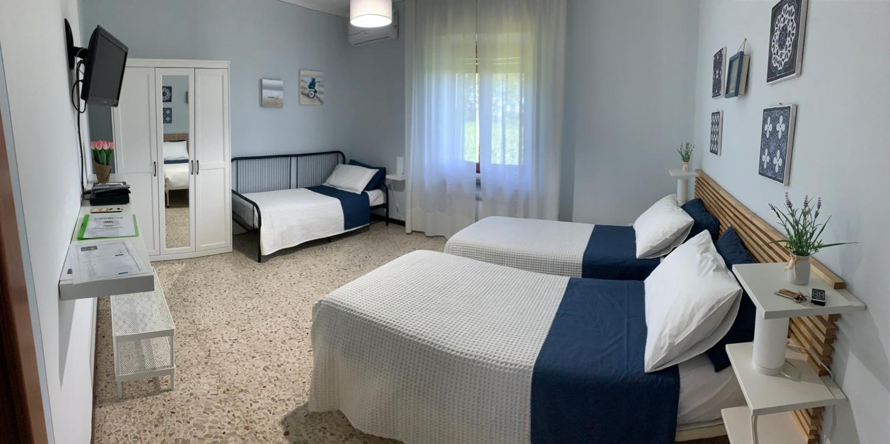 Triple Room with Private Bathroom - Photo 18