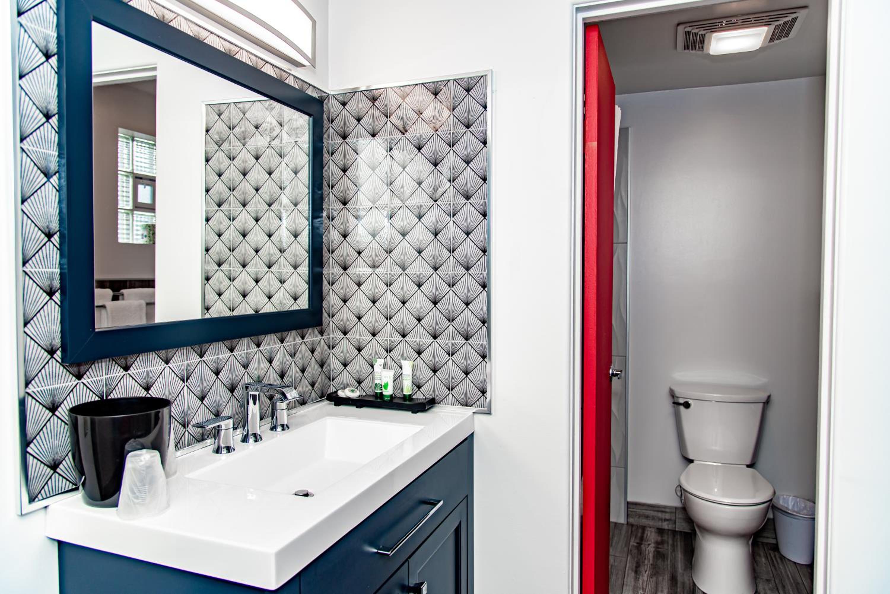 Deluxe Queen Suite photo 2