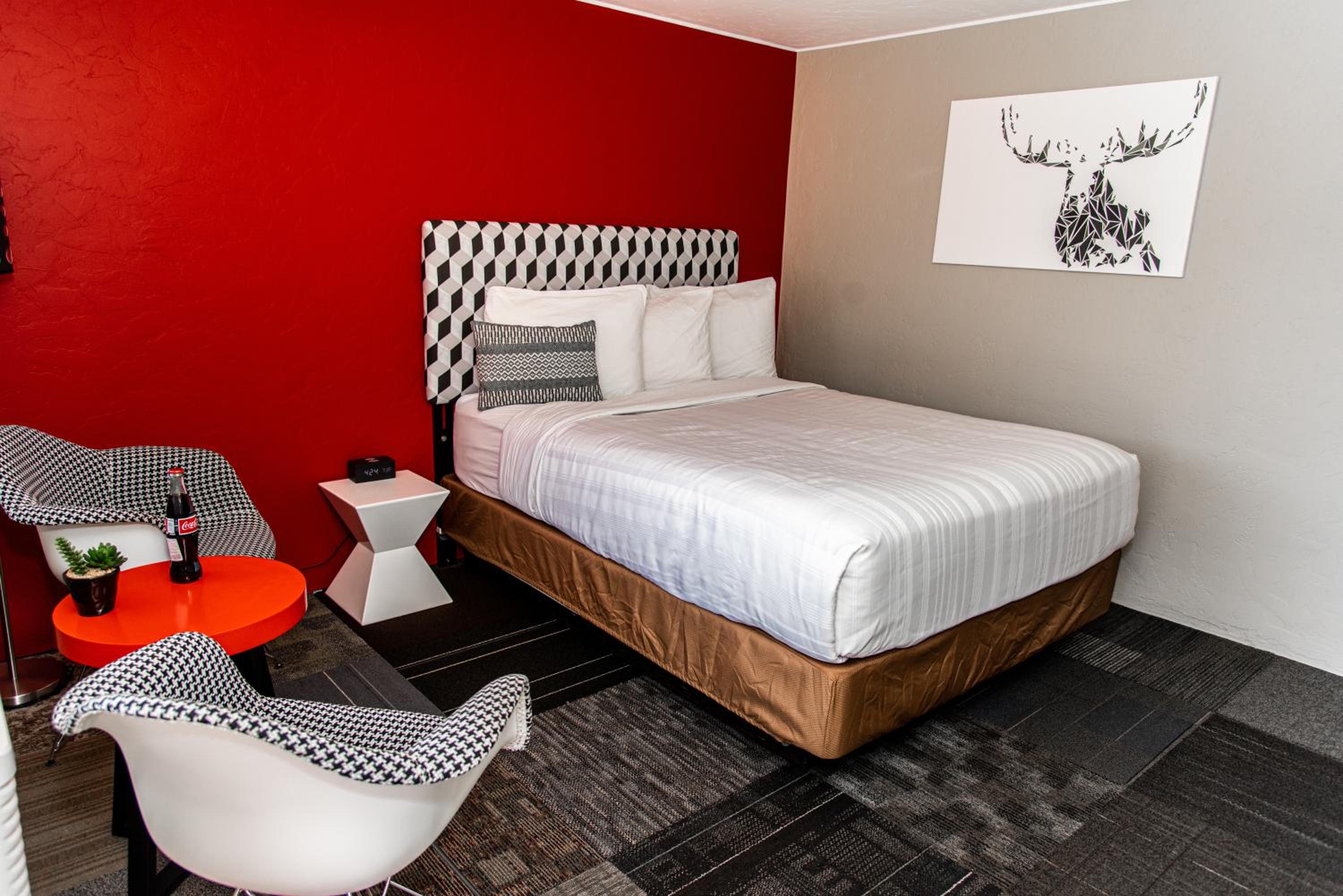 Deluxe Queen Suite