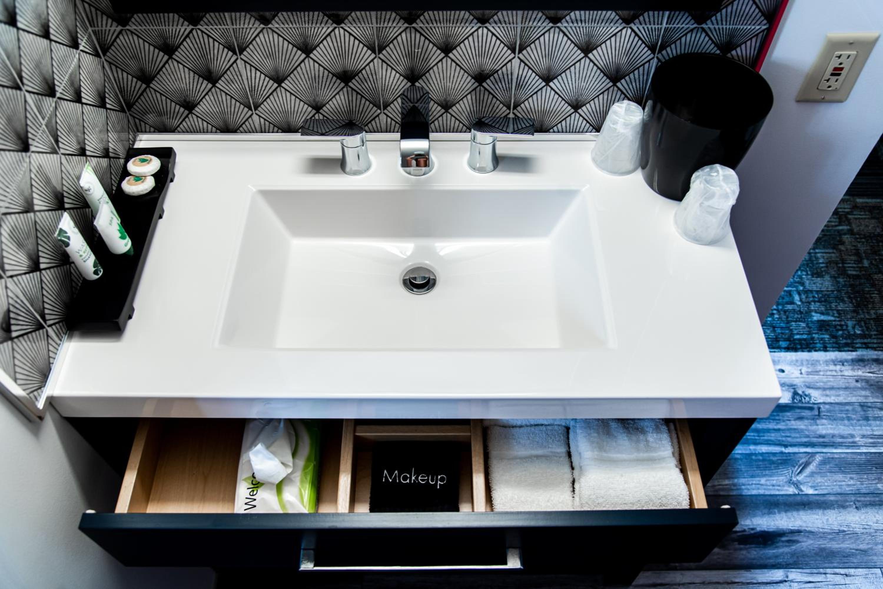 Deluxe King Suite photo 3