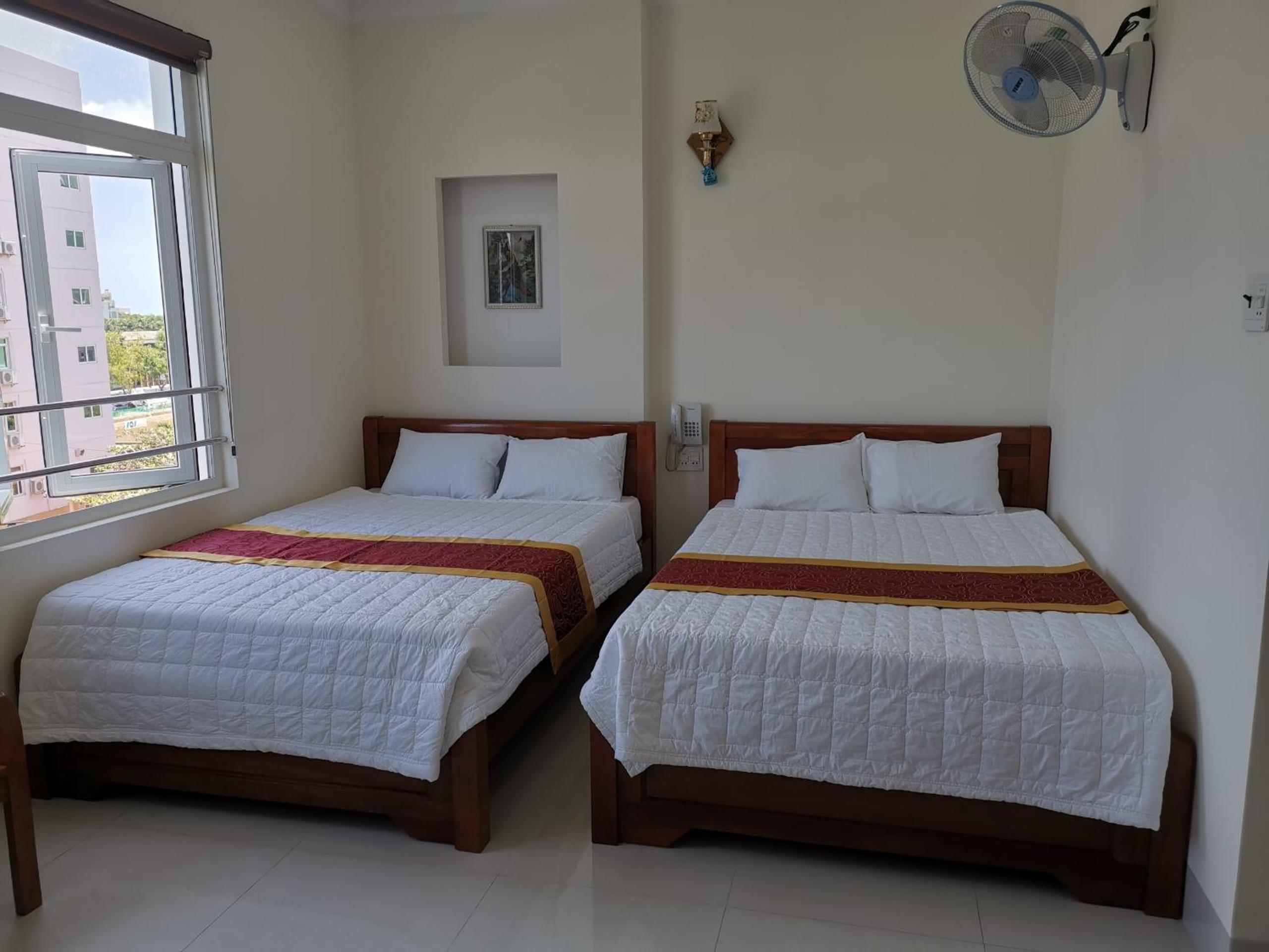 Large Twin Room - Photo 3