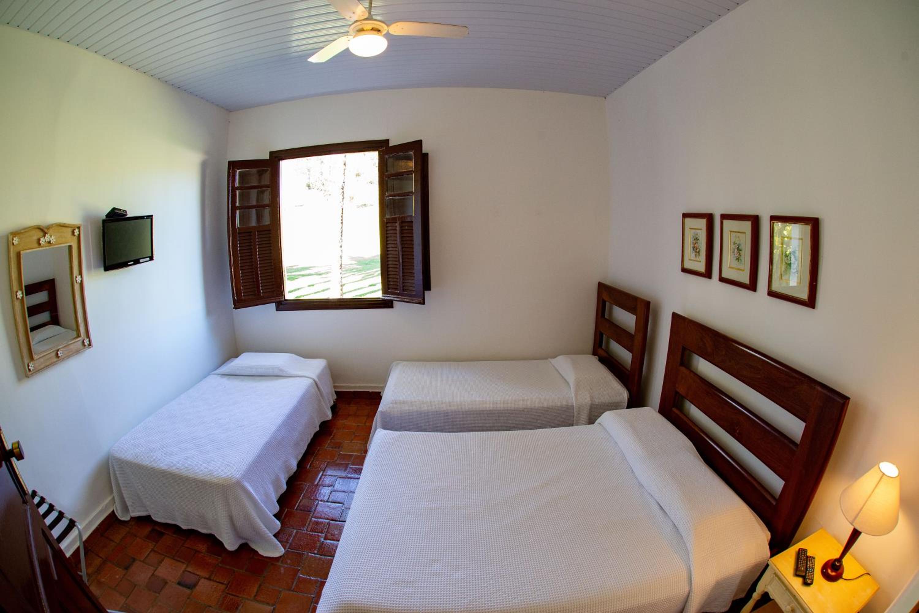 Six-Bedroom House photo 3