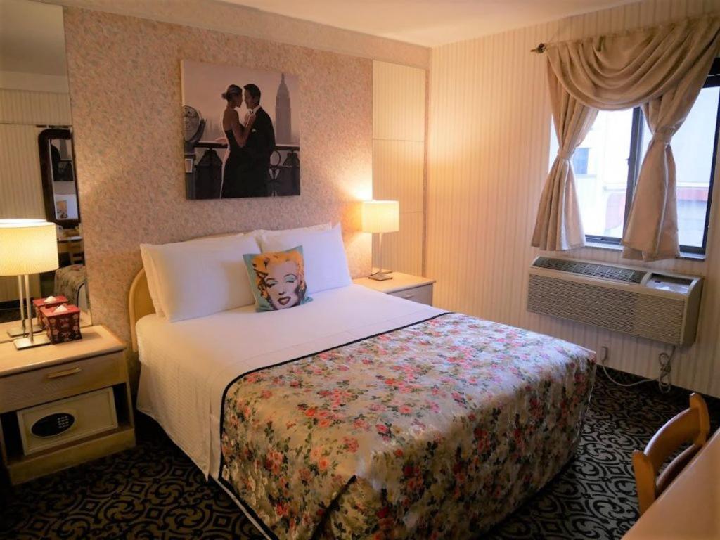Standard Room with Queen Bed - Photo 6