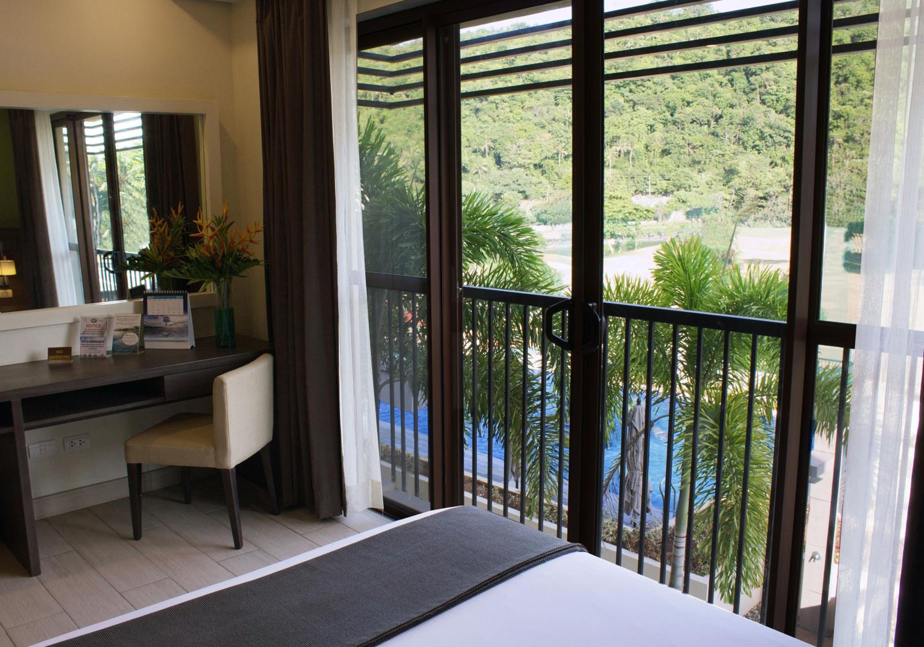 Laguna Pool View Connecting Room - Photo 3