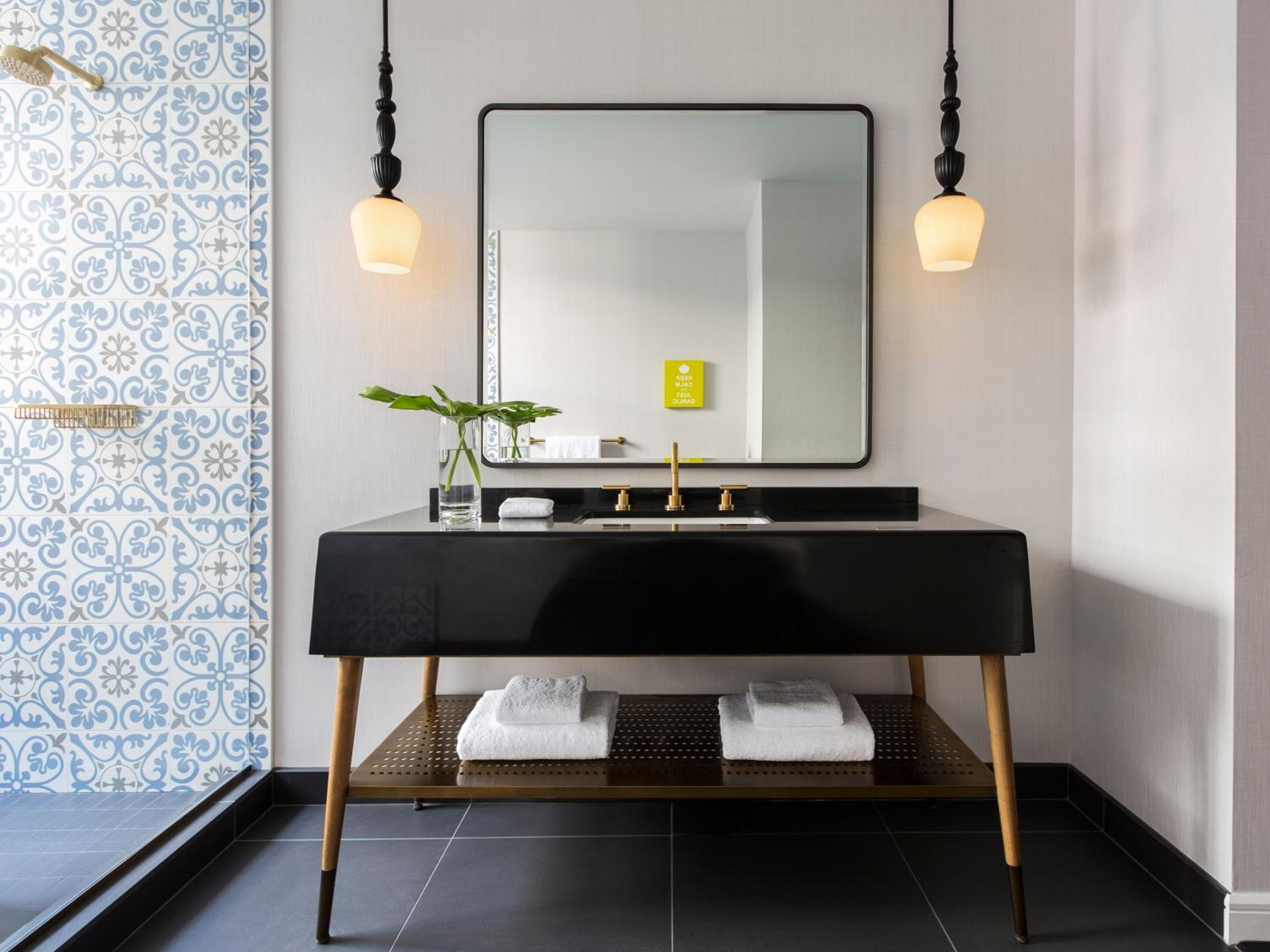 Queen Room with One Queen Bed and Bath Tub (Non Smoking) (Accessible)