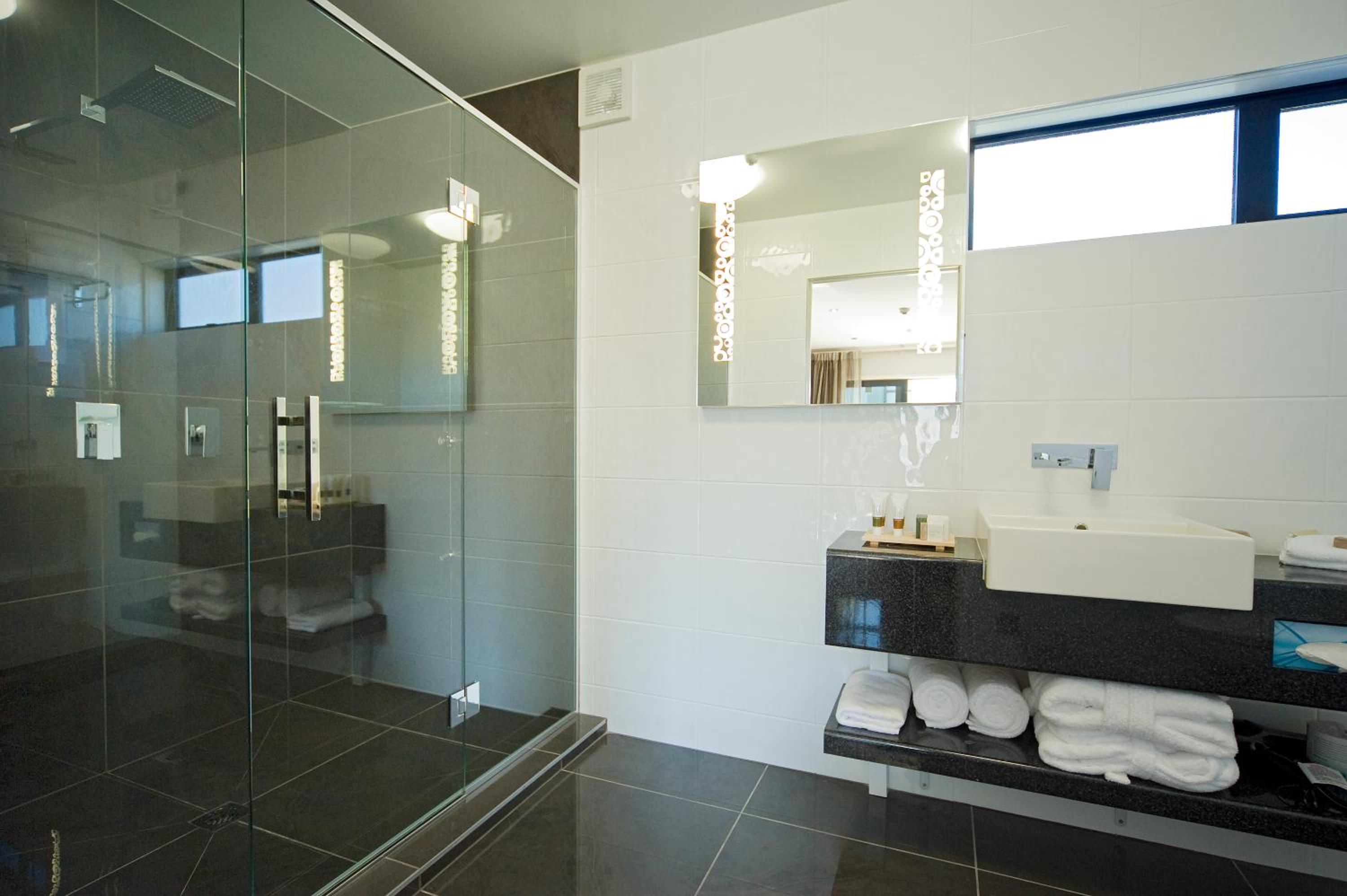 Premium Studio with Shower - Photo 4