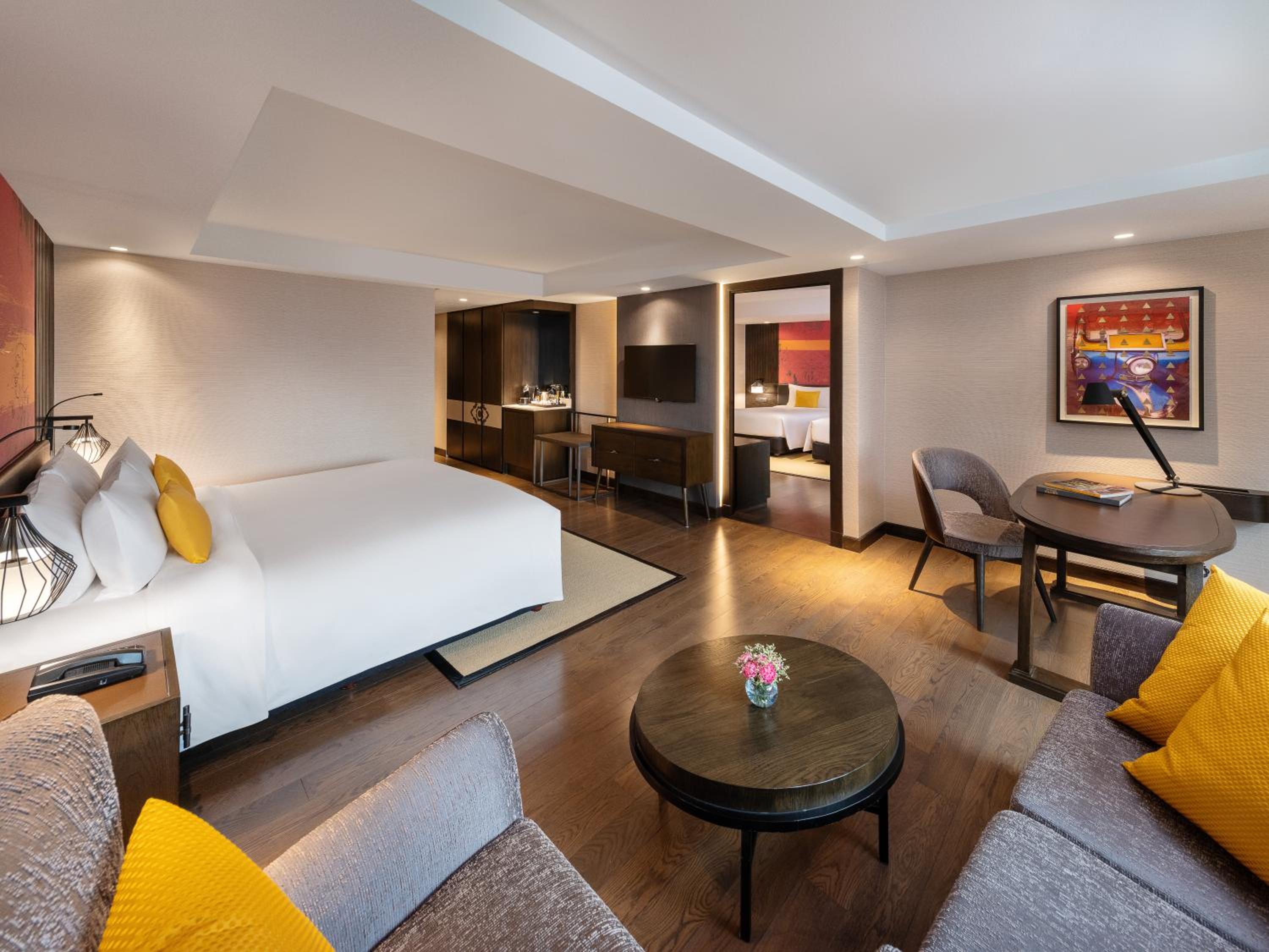 Deluxe King Room with Bathtub photo 3