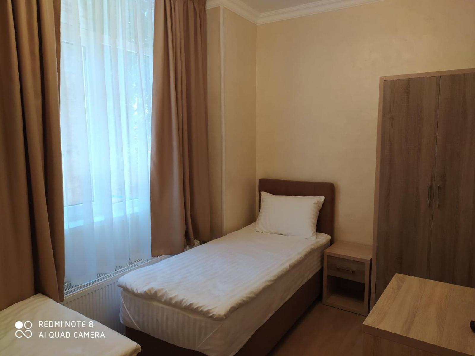 Twin Room with Private Bathroom photo 2